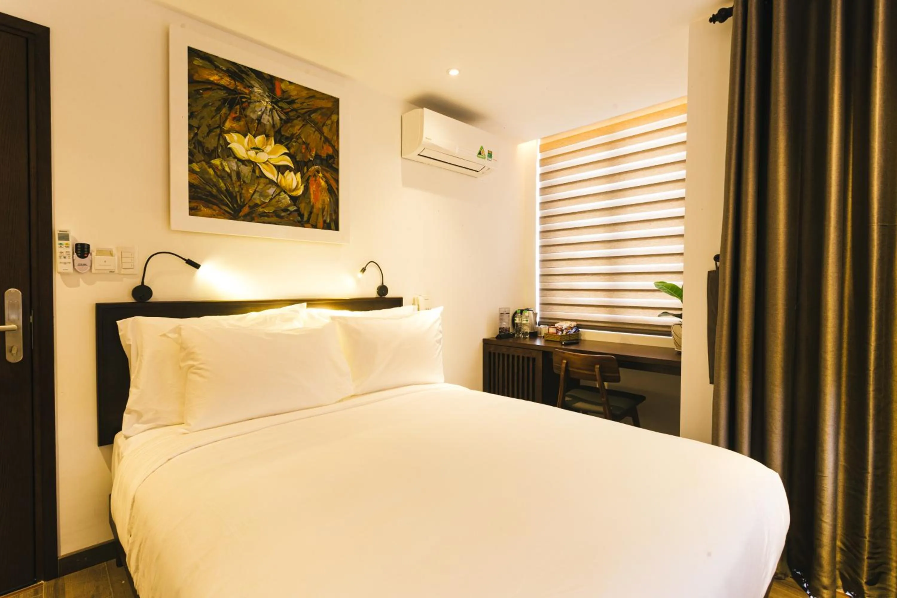 Photo of the whole room, Bed in Le Petit Villa Hoi An