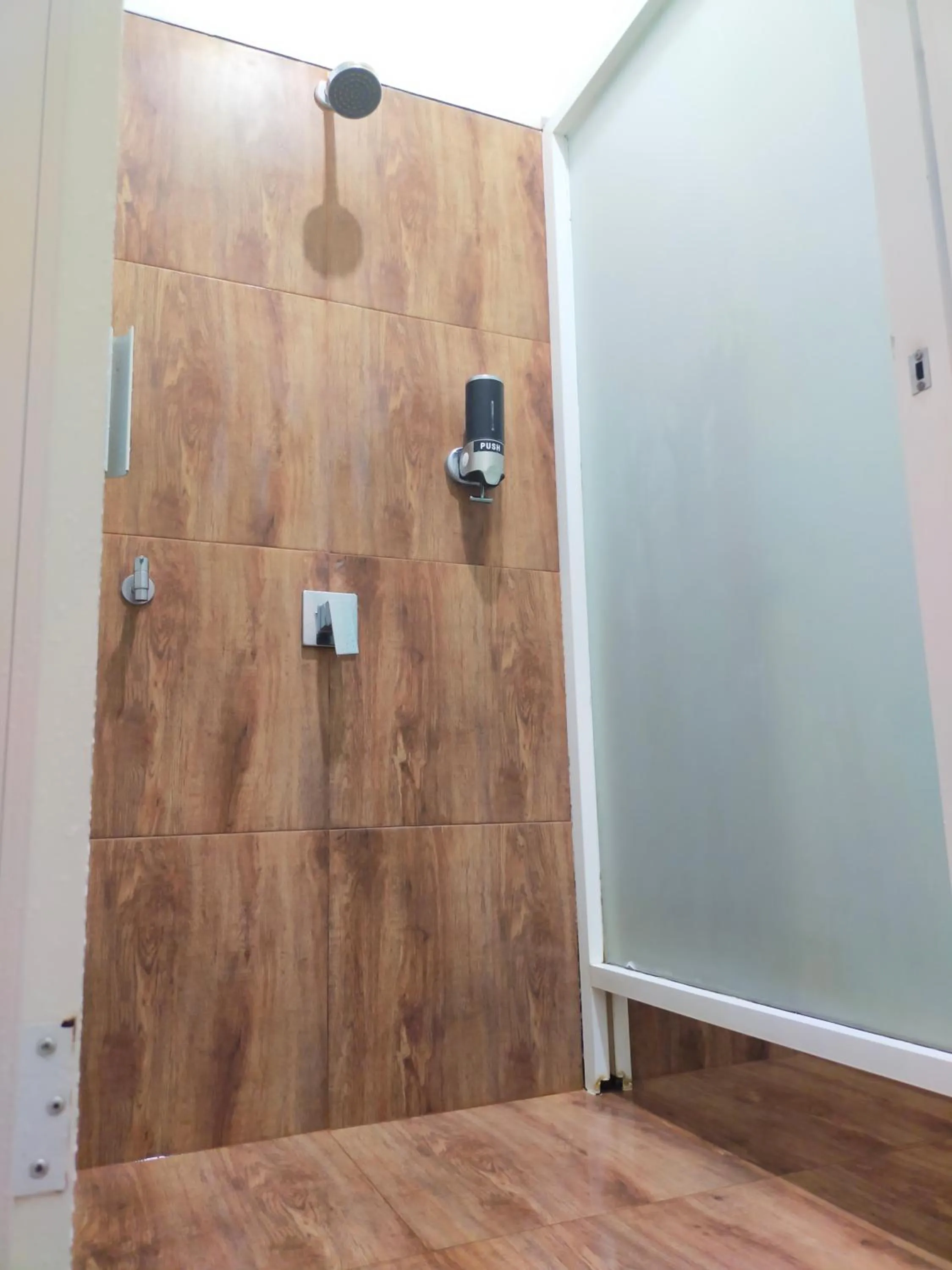 Shower in SEMERU HOSTEL MALANG