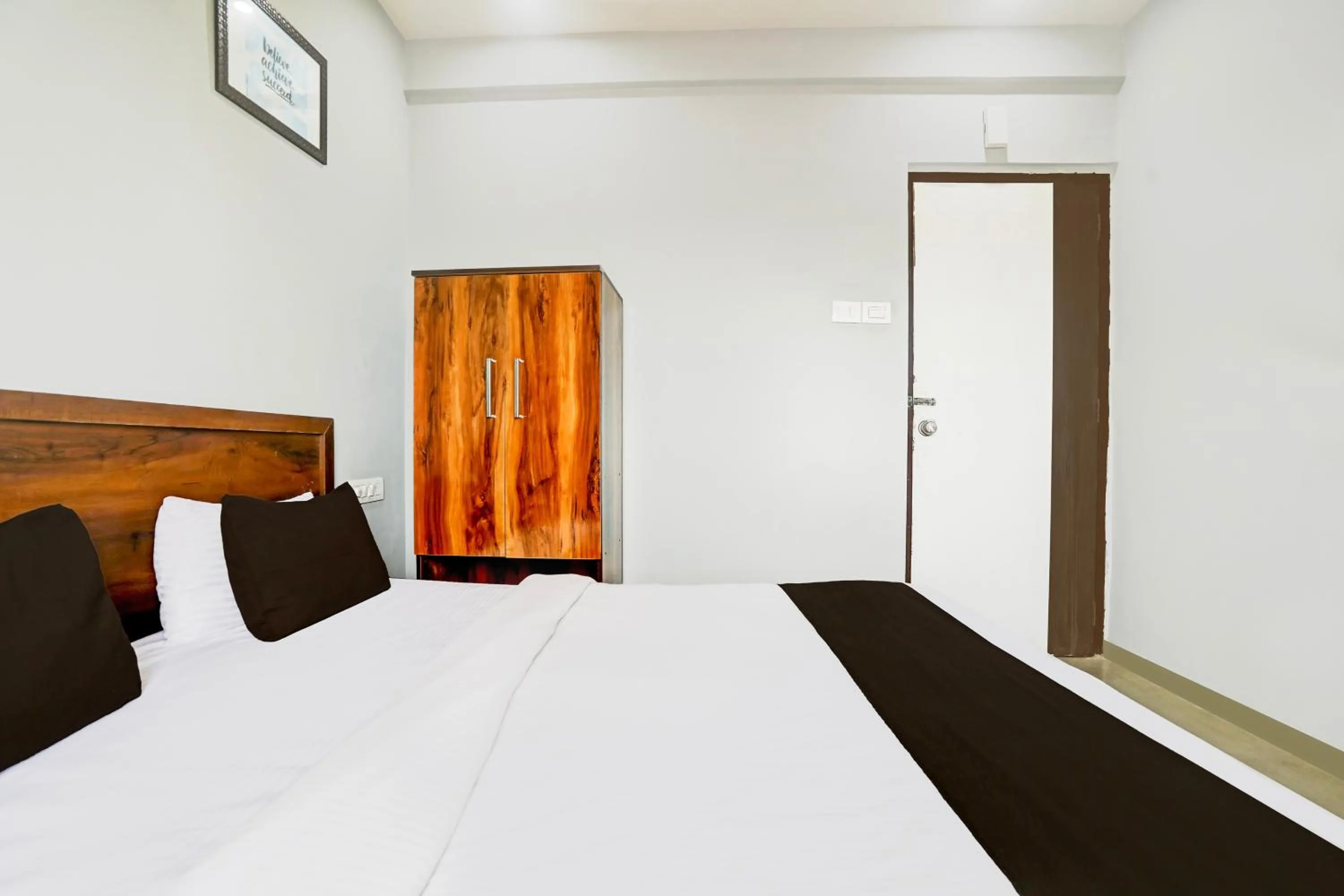 Bedroom, Bed in Hotel O Wardha Road Near Airport