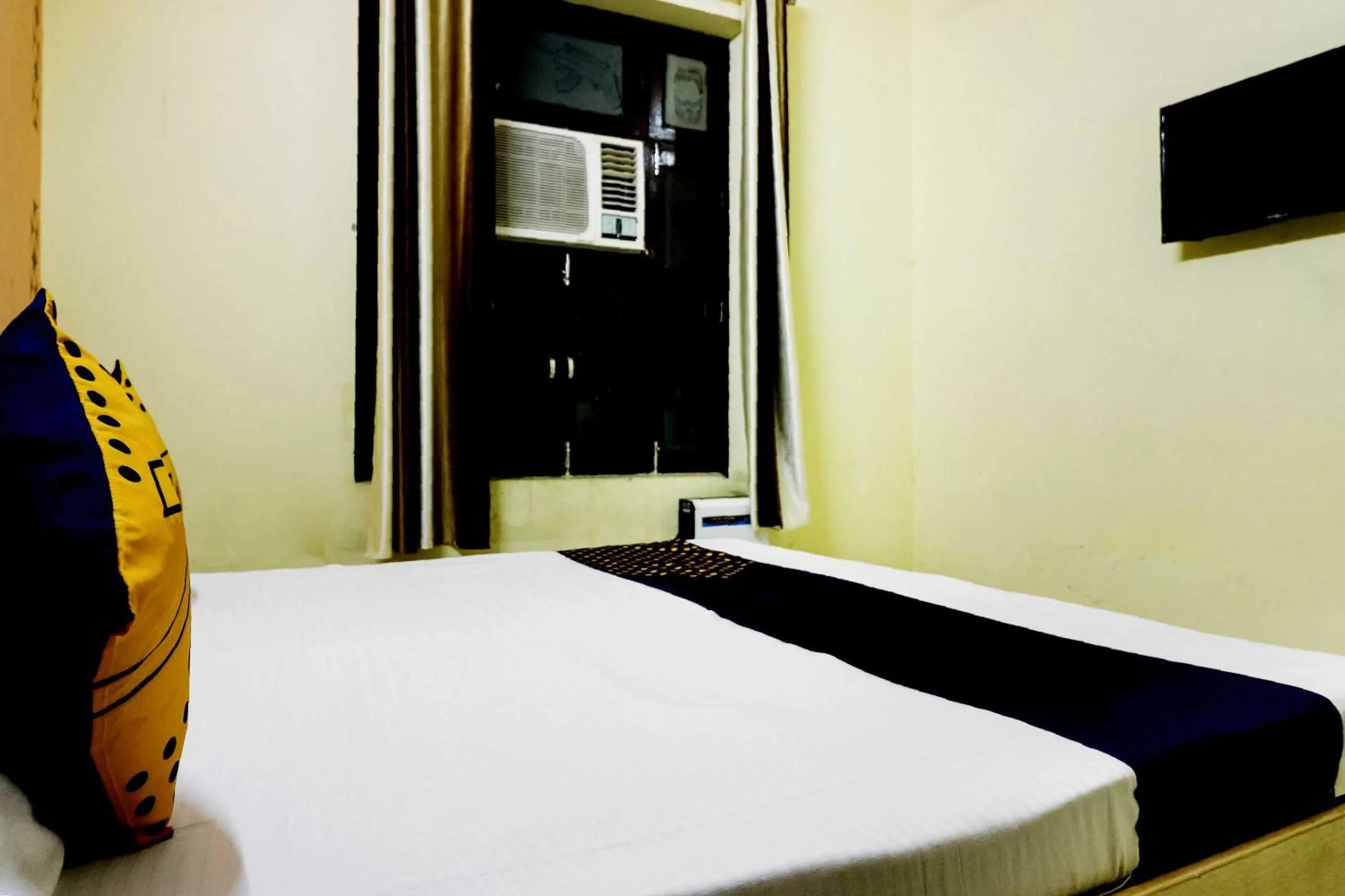 Bedroom in SPOT ON 67868 Hotel Gourav Regency