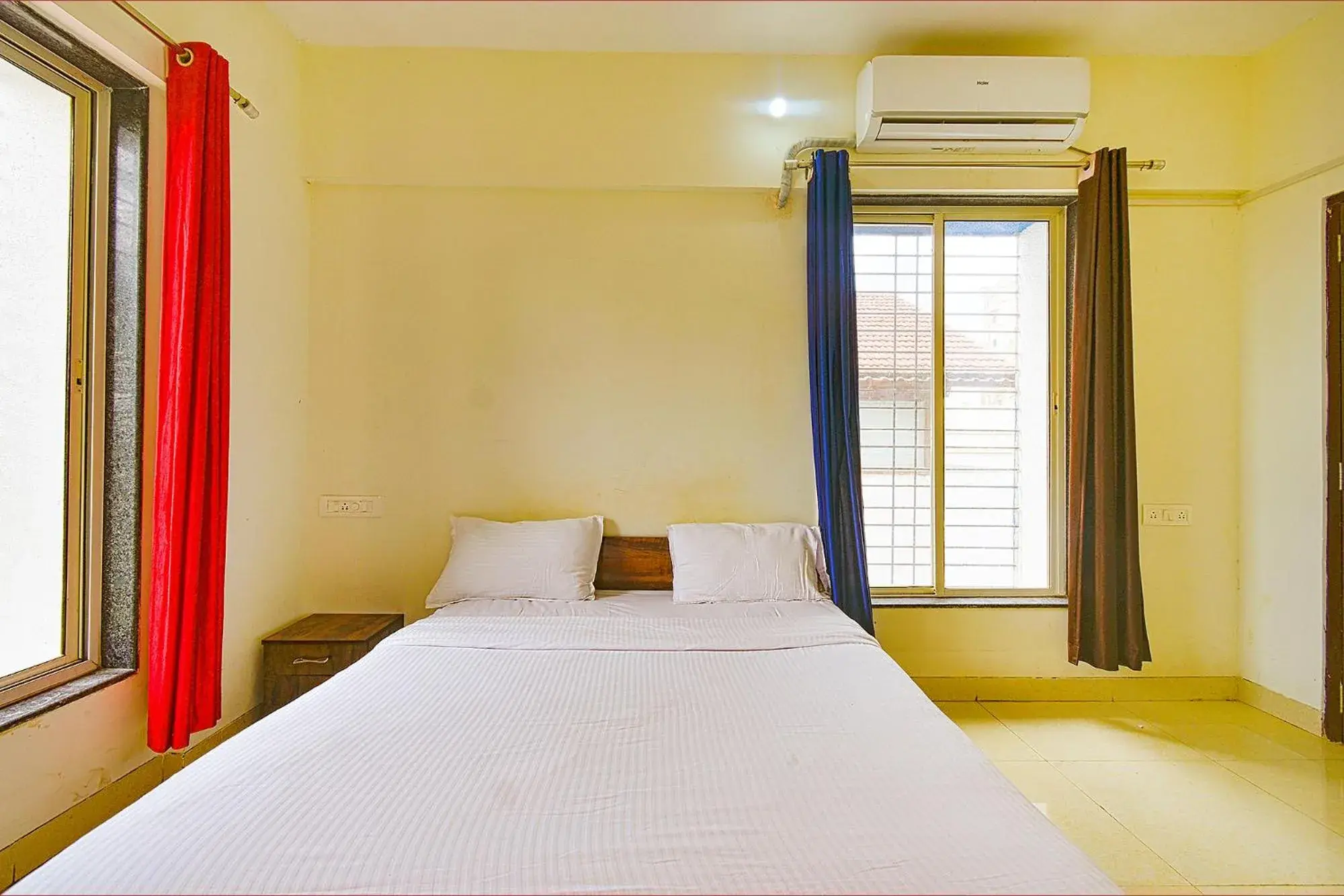 Bed in FabExpress Golden Leaf Airport Bed in FabExpress Golden Leaf Airport