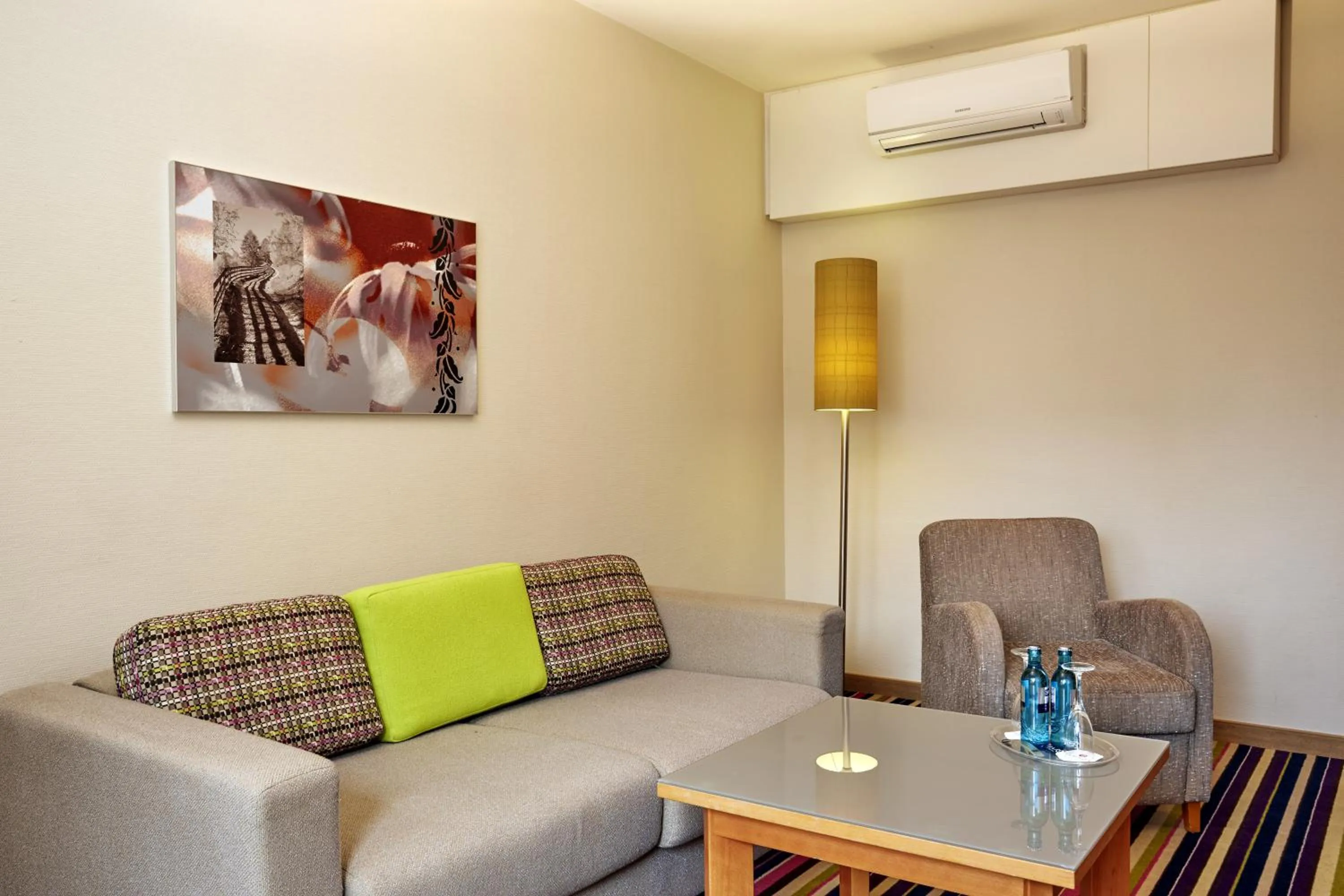 Living room in H+ Hotel Köln Hürth