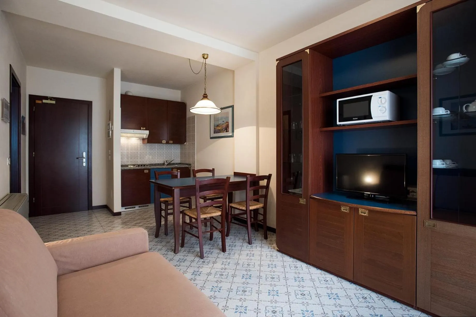 TV and multimedia in Aparthotel Holiday
