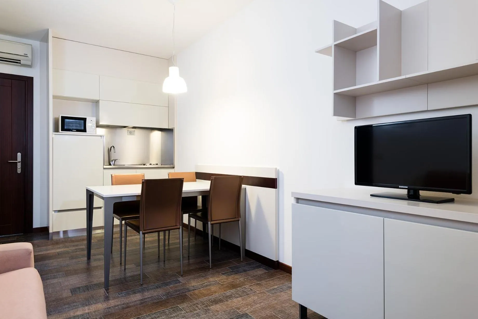 TV and multimedia in Aparthotel Holiday