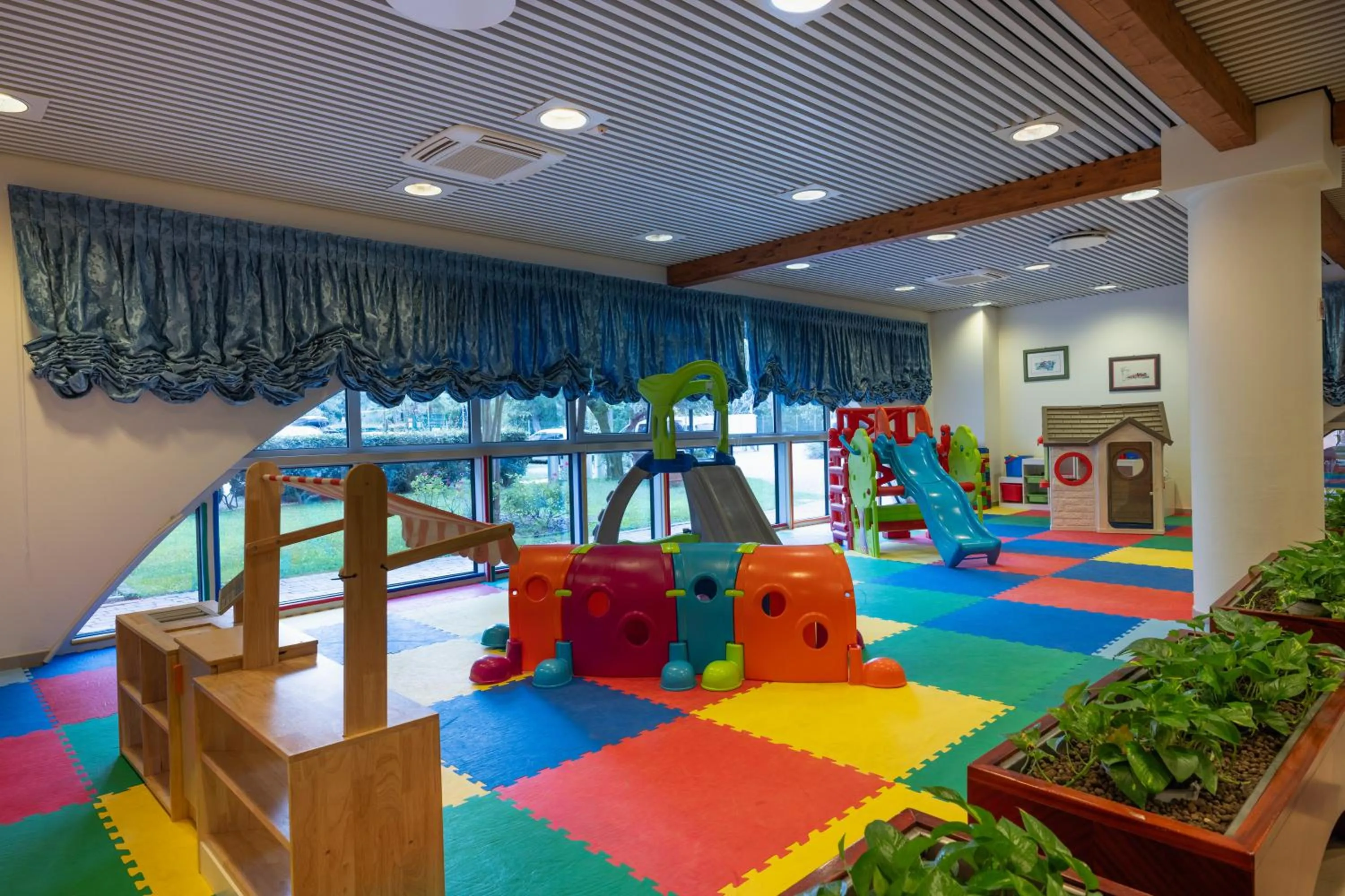 Communal lounge/ TV room in Aparthotel Holiday