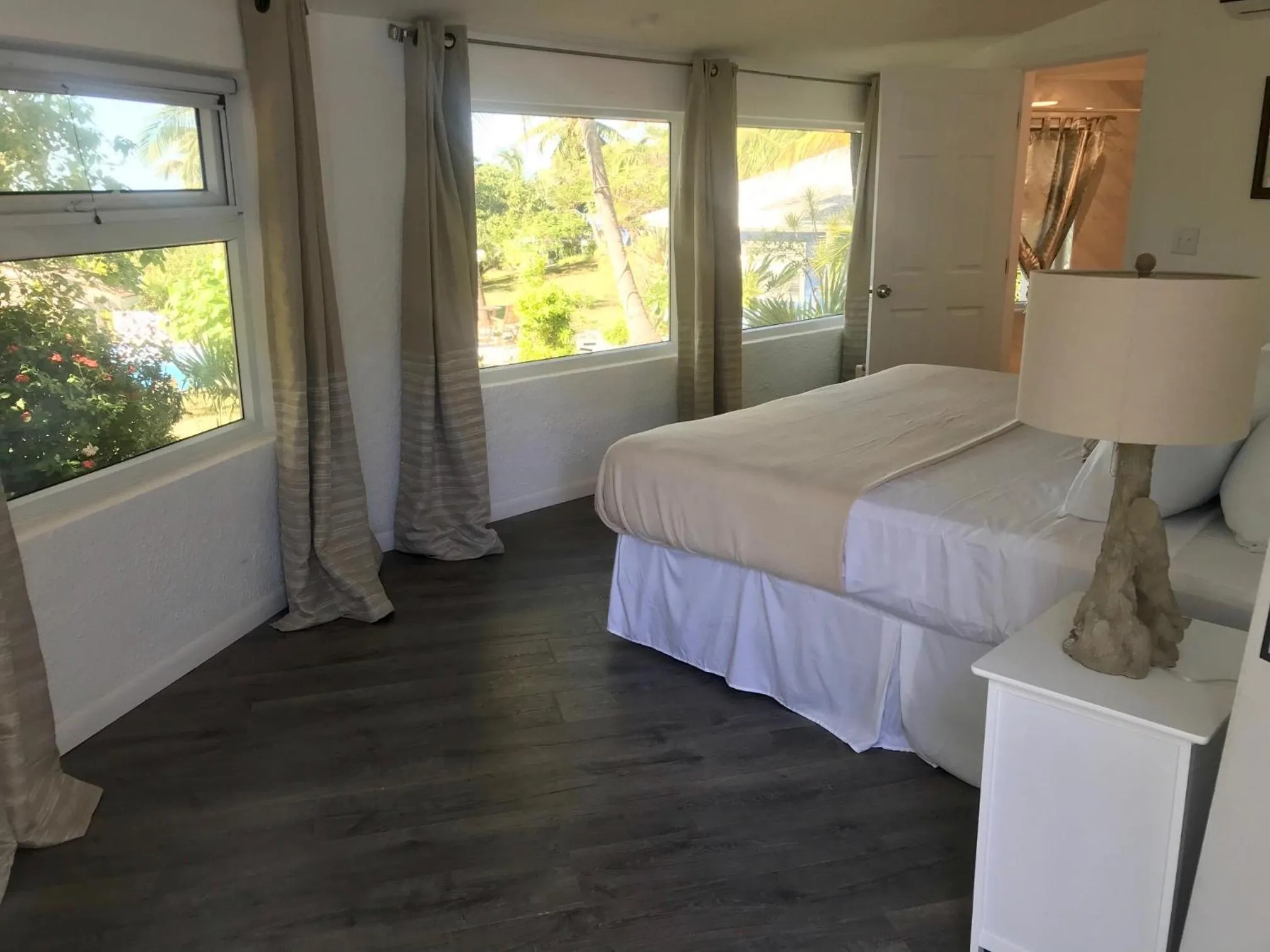 Bed in The Sunset Cove and Rainbow Room