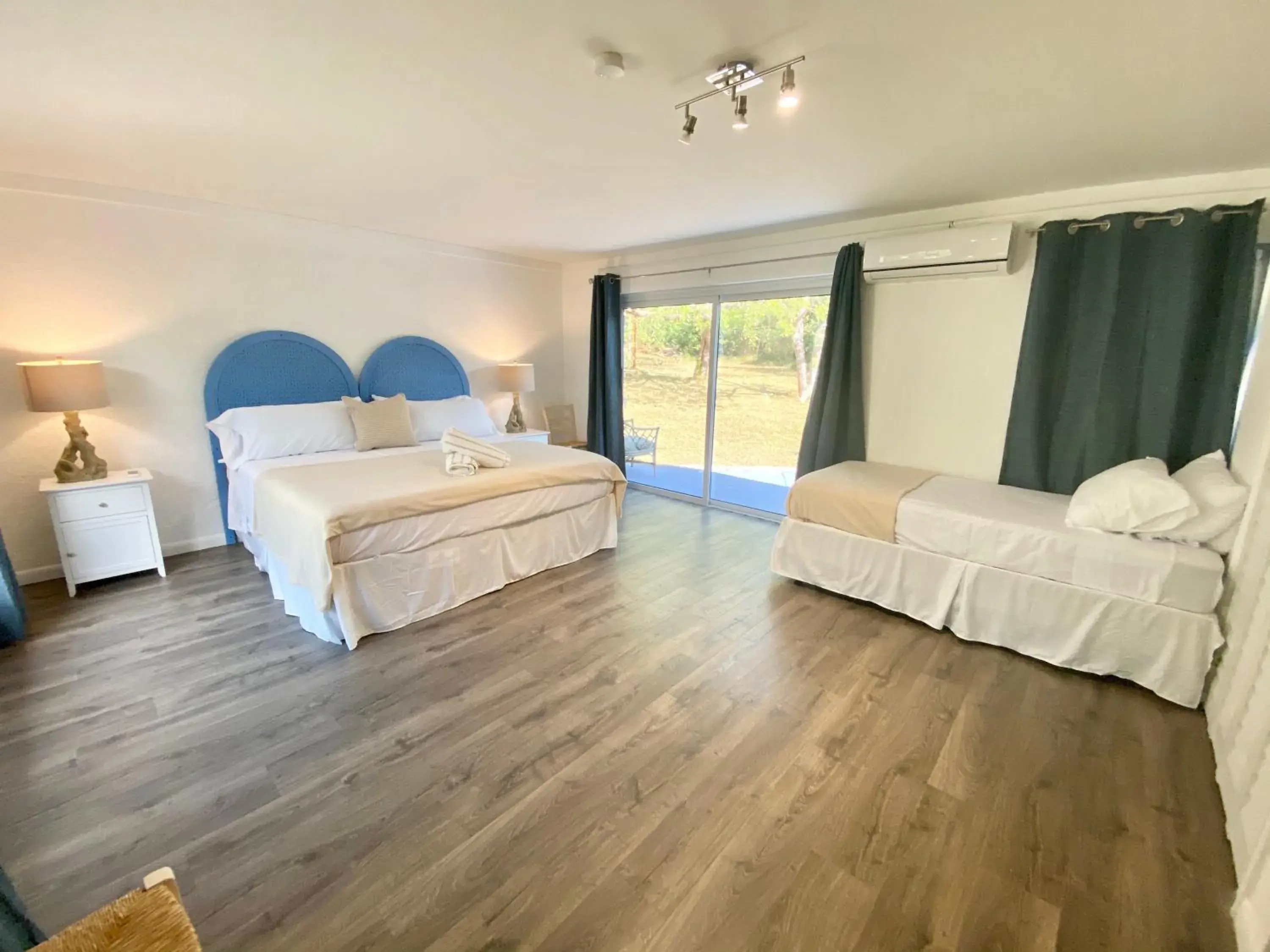 Bed in The Sunset Cove and Rainbow Room Bed in The Sunset Cove and Rainbow Room