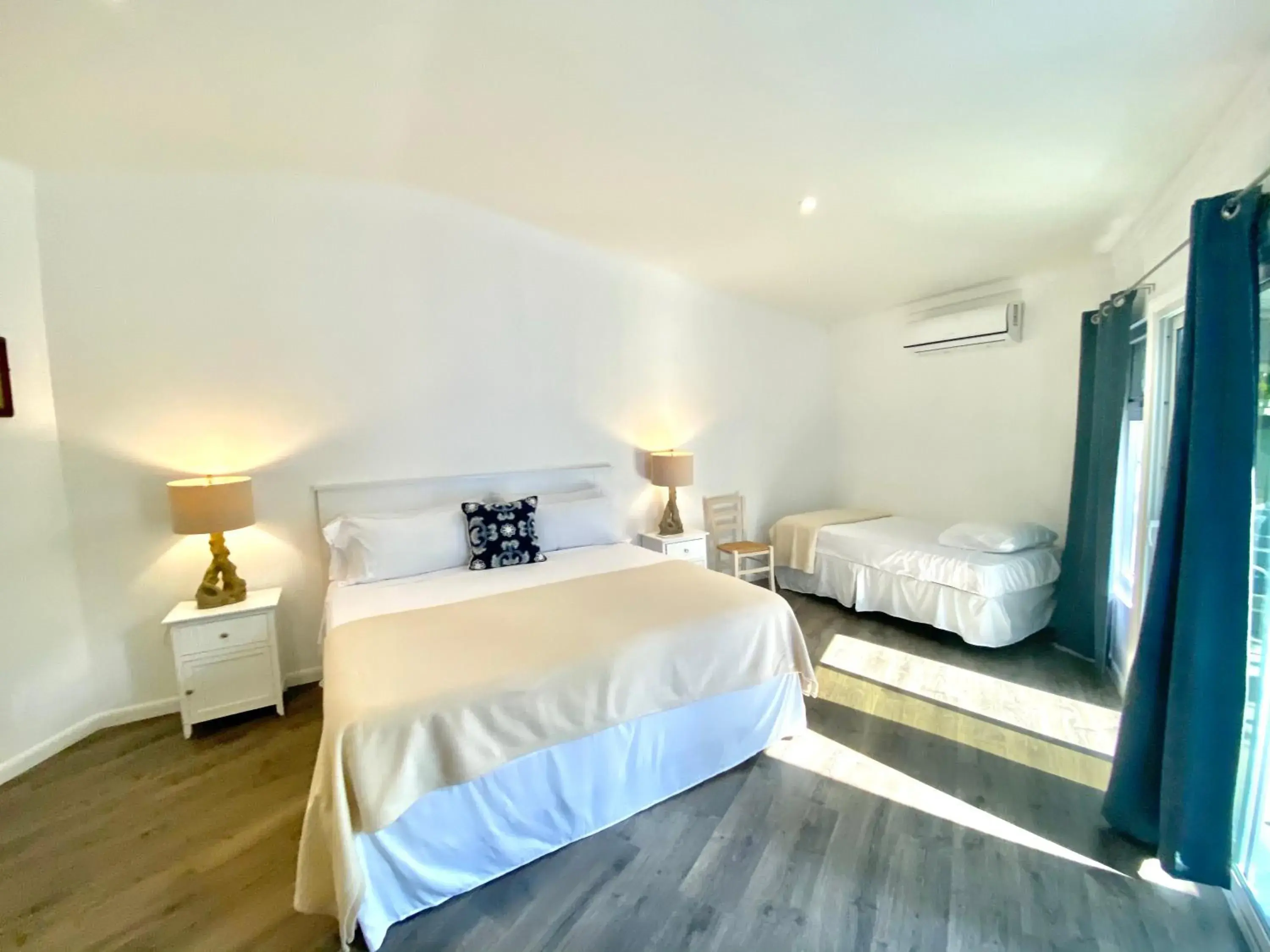 Bed in The Sunset Cove and Rainbow Room Bed in The Sunset Cove and Rainbow Room