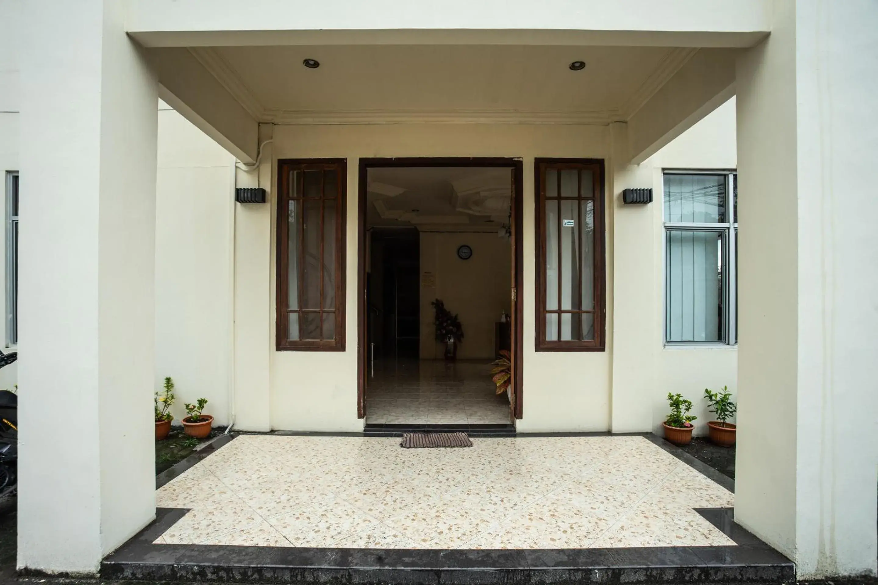 Property building in RedDoorz near Universitas Samratulangi Manado Property building in RedDoorz near Universitas Samratulangi Manado