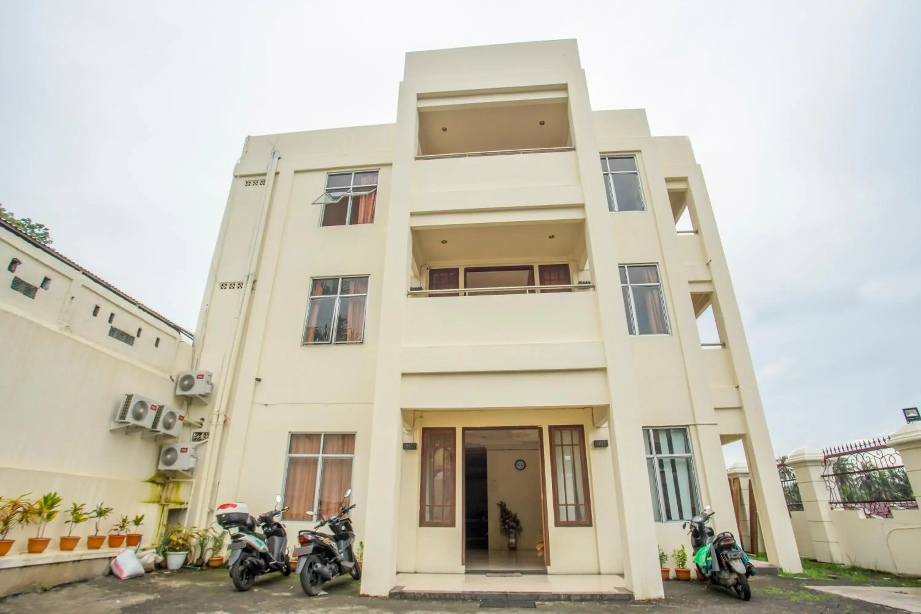 Property building in RedDoorz near Universitas Samratulangi Manado Property building in RedDoorz near Universitas Samratulangi Manado