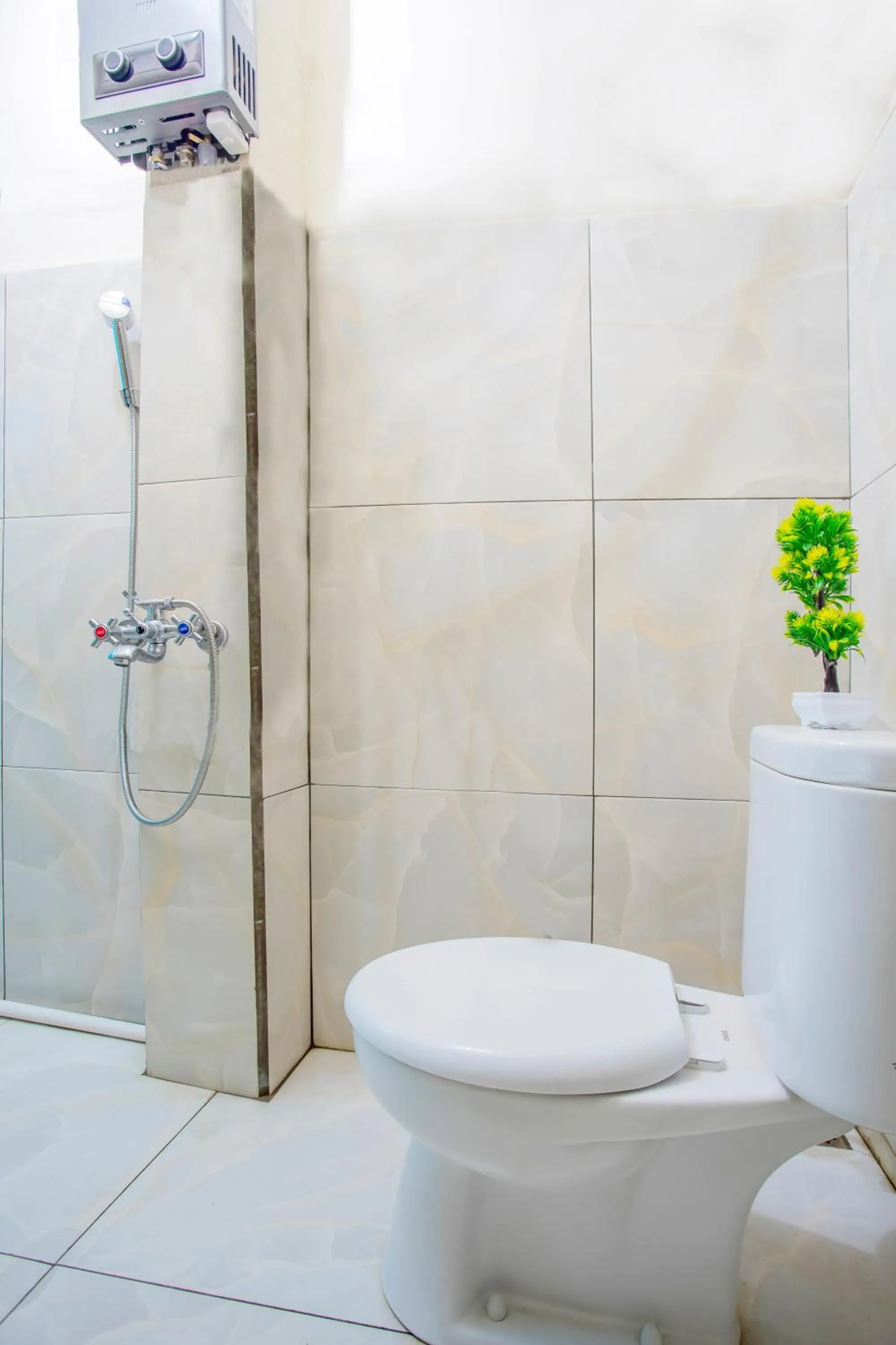 Bathroom in RedDoorz near Universitas Samratulangi Manado