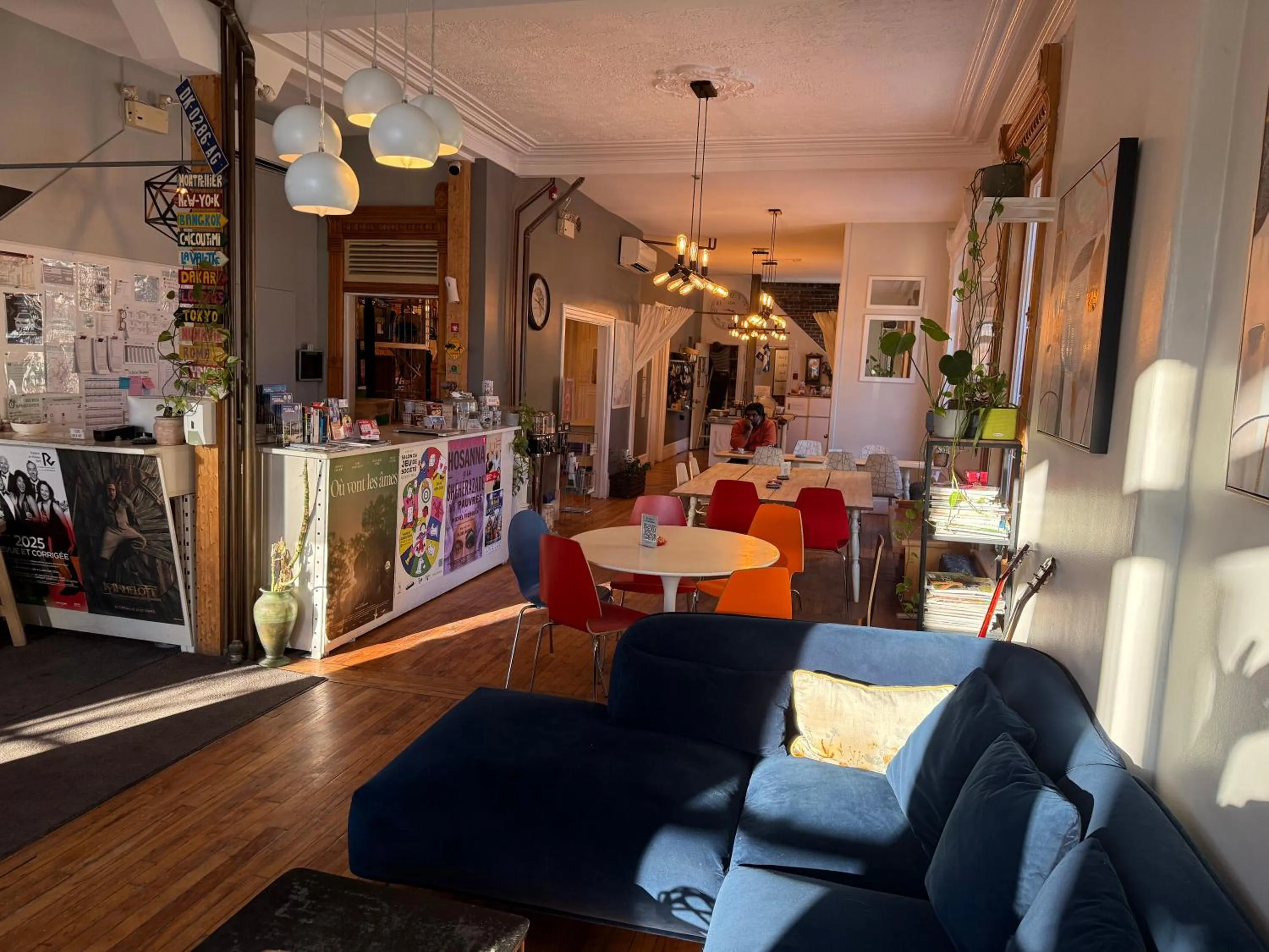 Communal lounge/ TV room in Auberge du Plateau