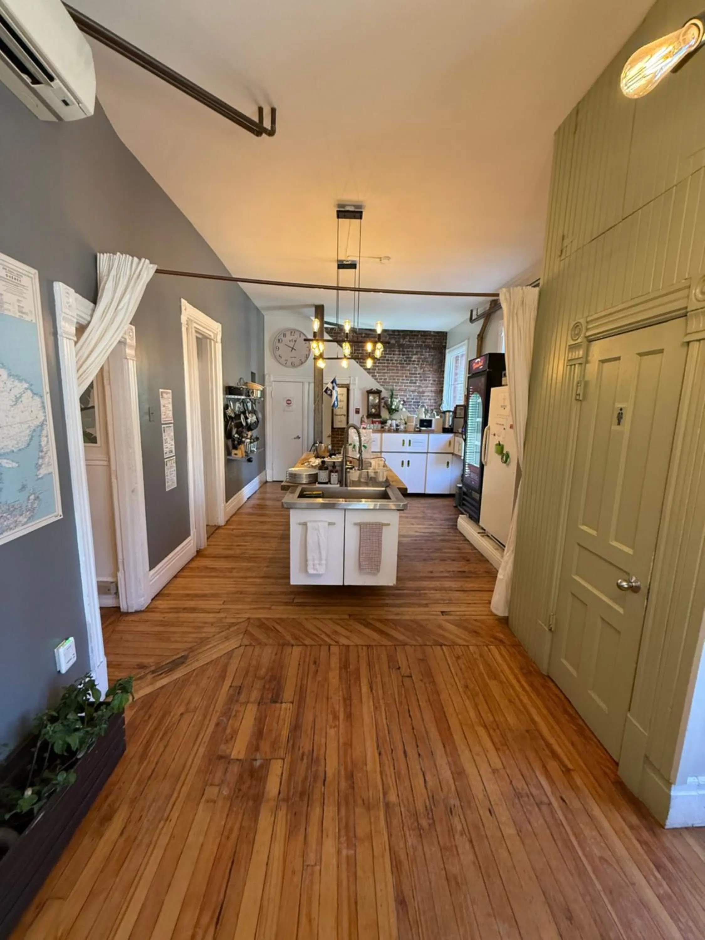 Kitchen or kitchenette, Bed in Auberge du Plateau