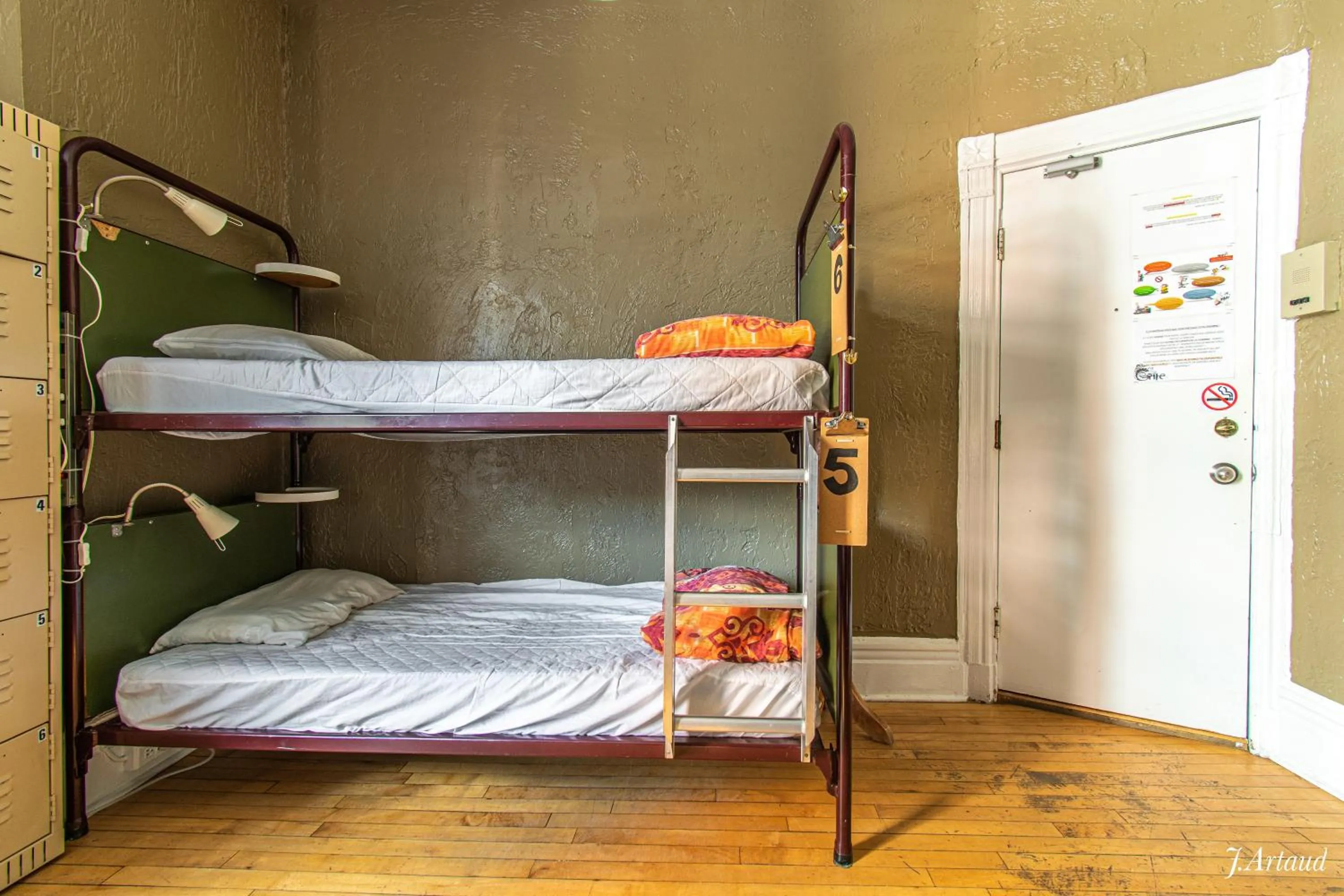 bunk bed, Bed in Auberge du Plateau