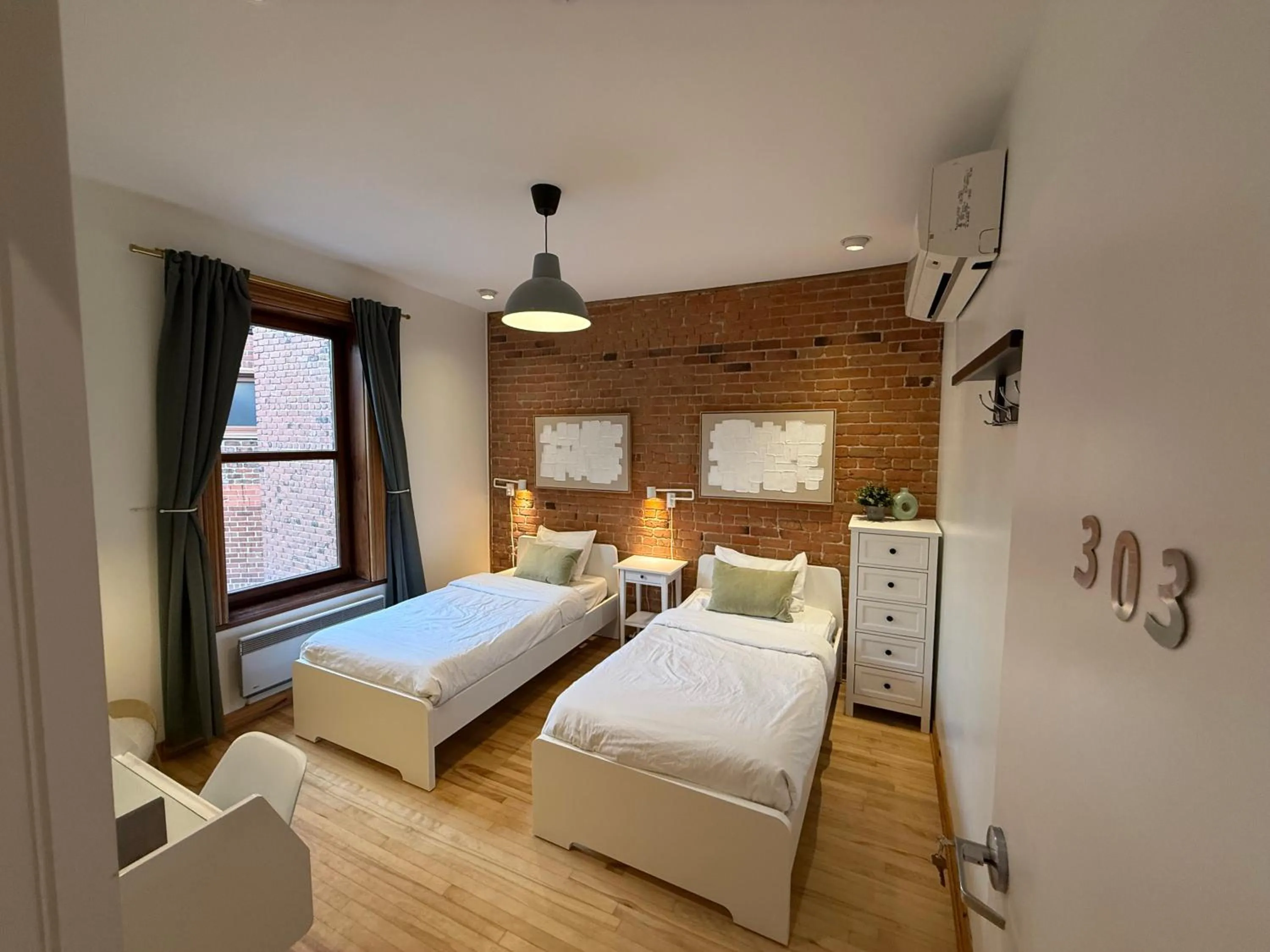 Photo of the whole room, Bed in Auberge du Plateau