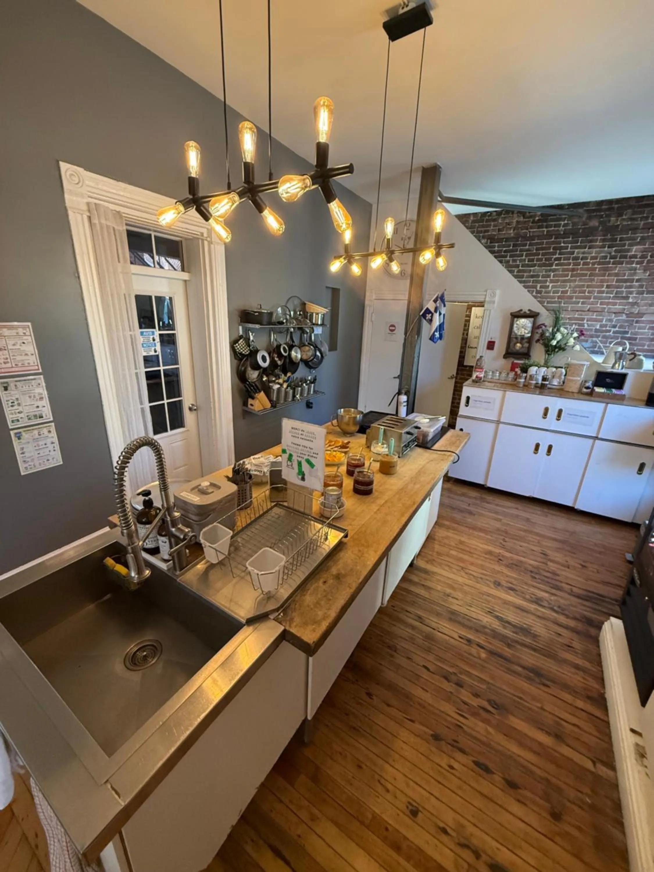 Communal kitchen in Auberge du Plateau