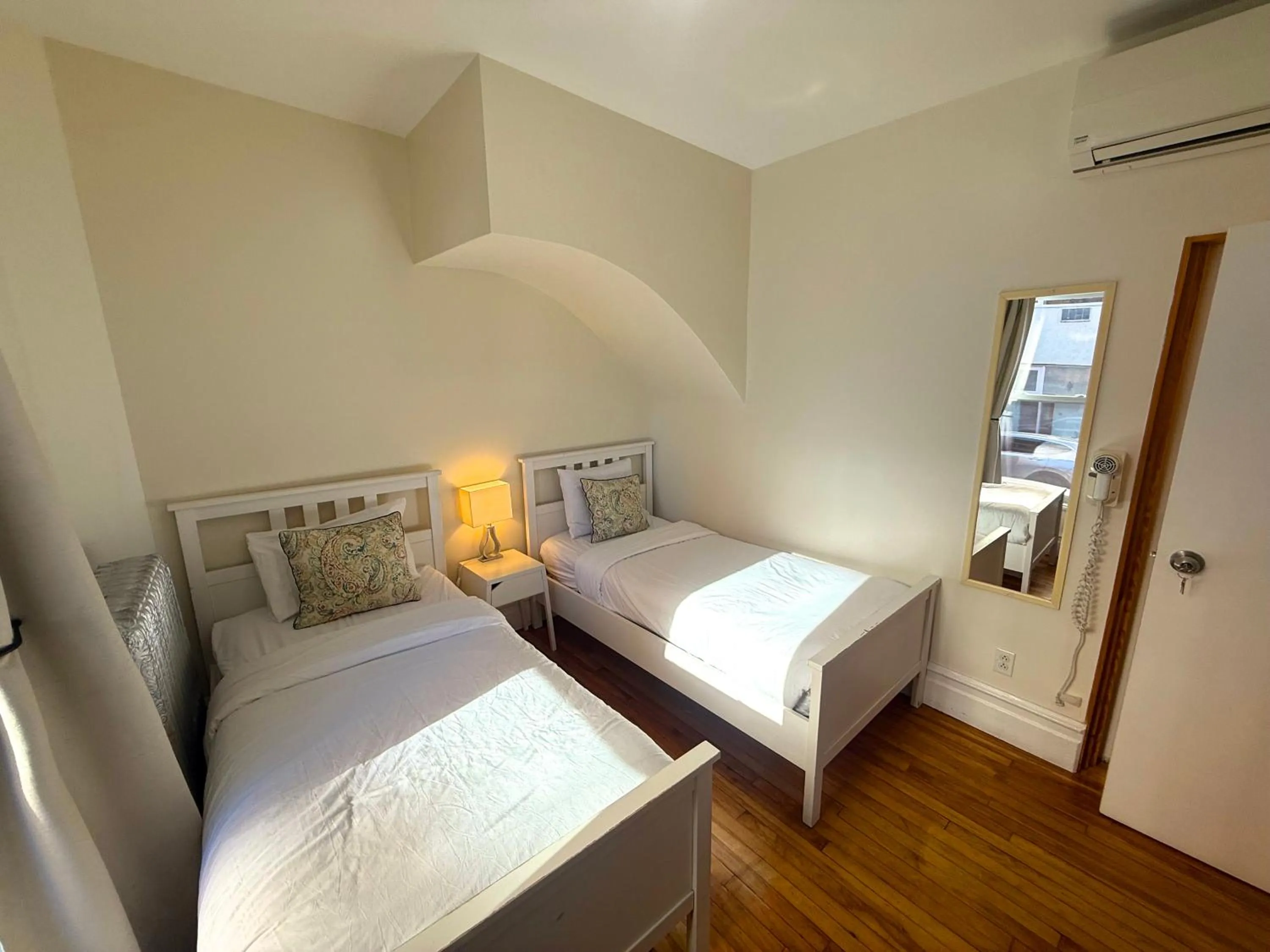 Photo of the whole room, Bed in Auberge du Plateau