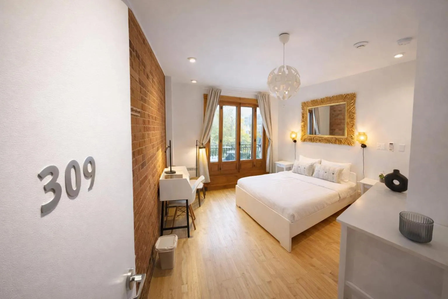 Photo of the whole room, Bed in Auberge du Plateau