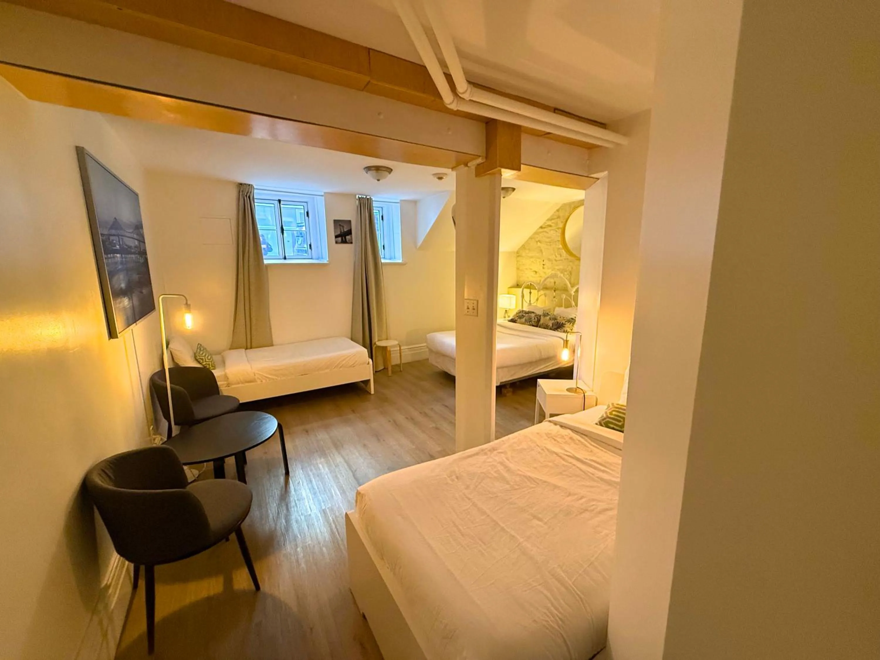 Photo of the whole room, Bed in Auberge du Plateau
