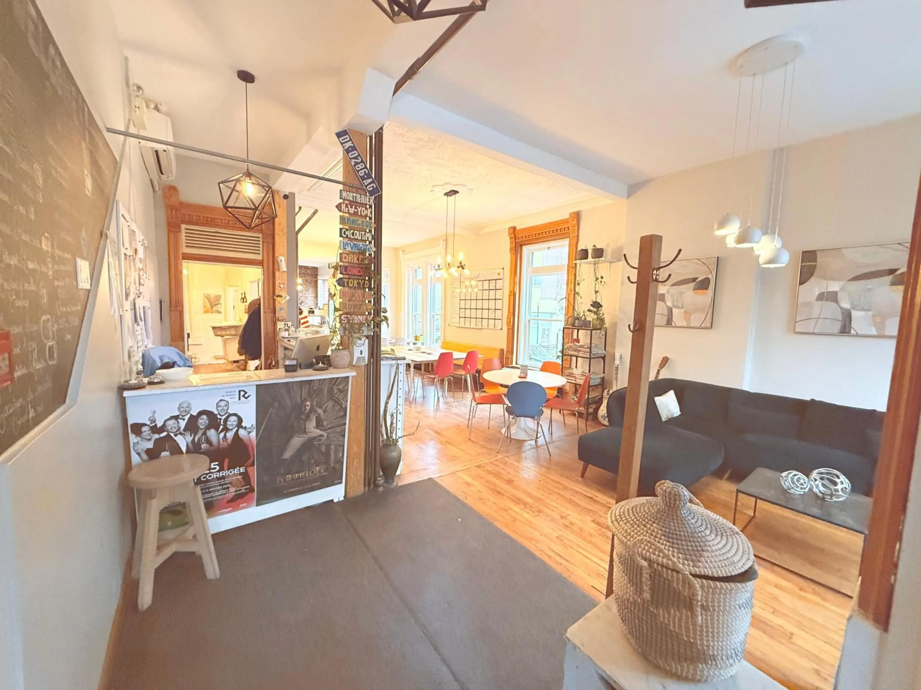 Communal lounge/ TV room in Auberge du Plateau