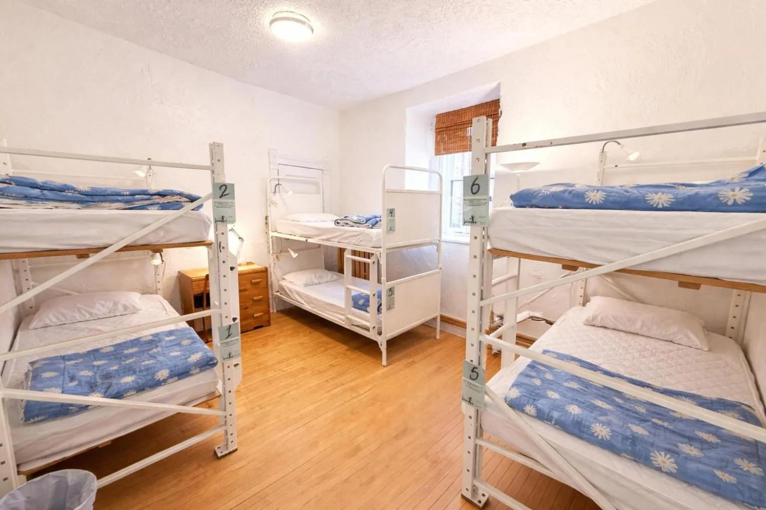 bunk bed, Bed in Auberge du Plateau