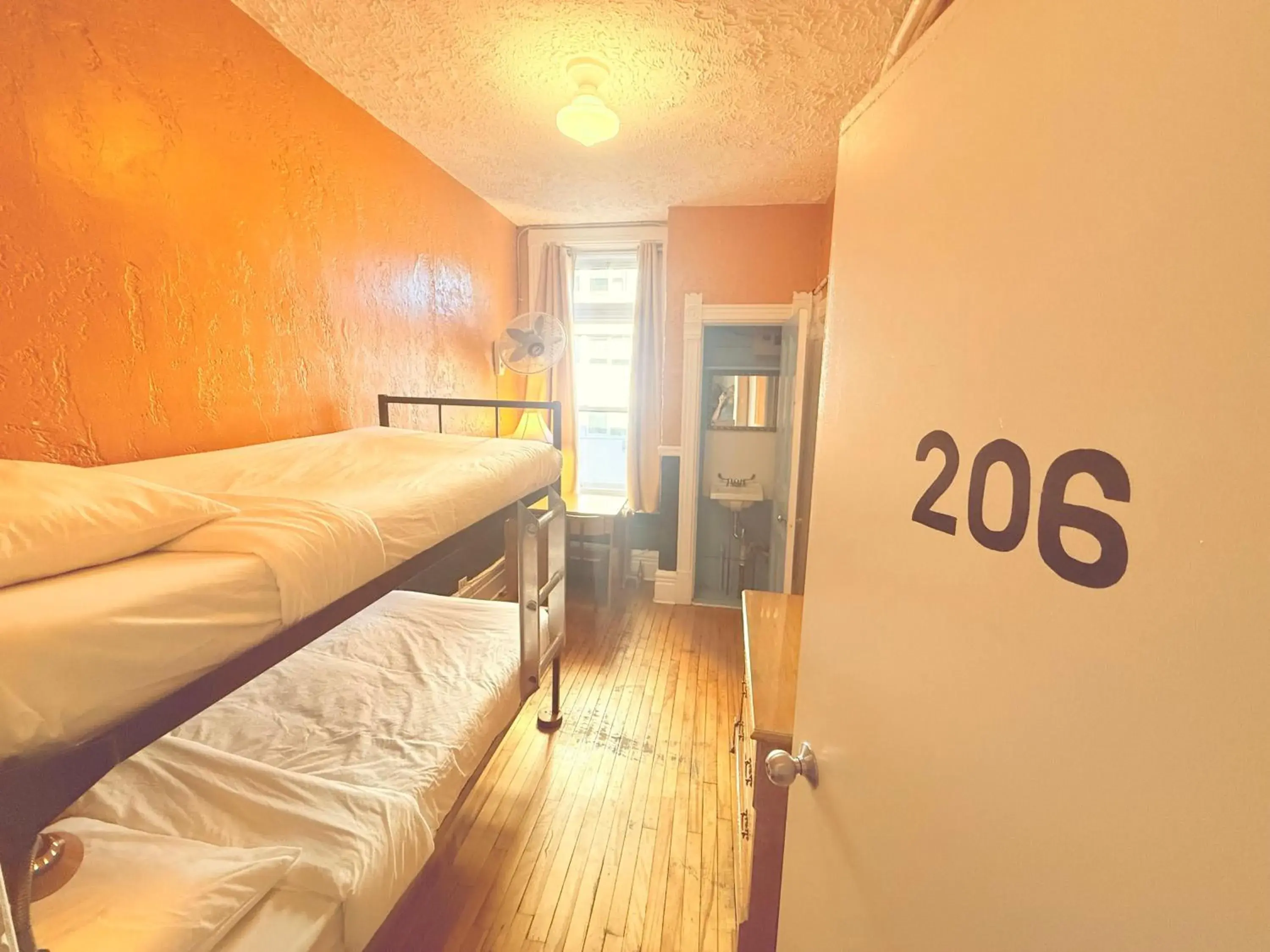 Small Double Room with Bunk Bed in Auberge du Plateau Small Double Room with Bunk Bed in Auberge du Plateau