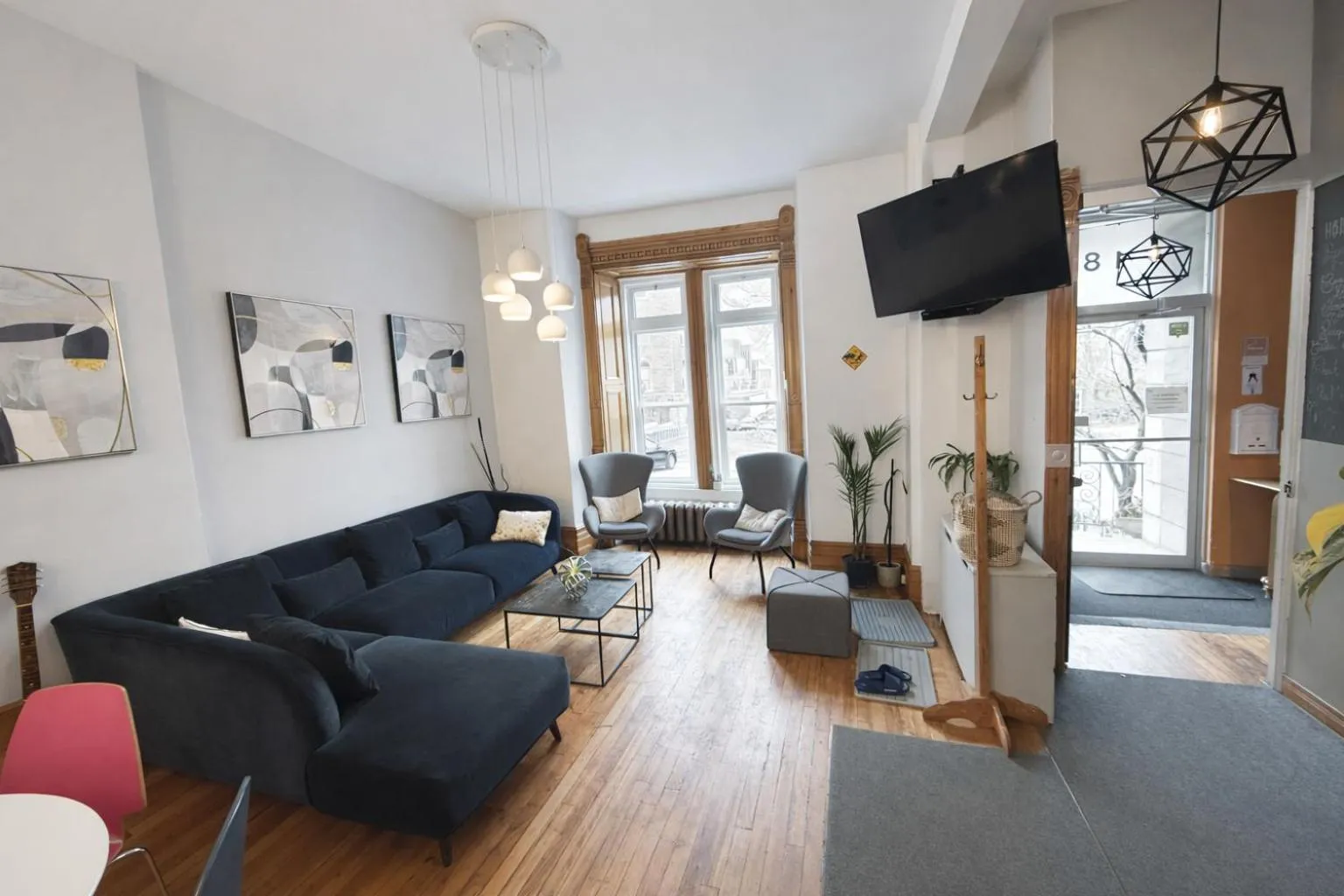 Communal lounge/ TV room in Auberge du Plateau