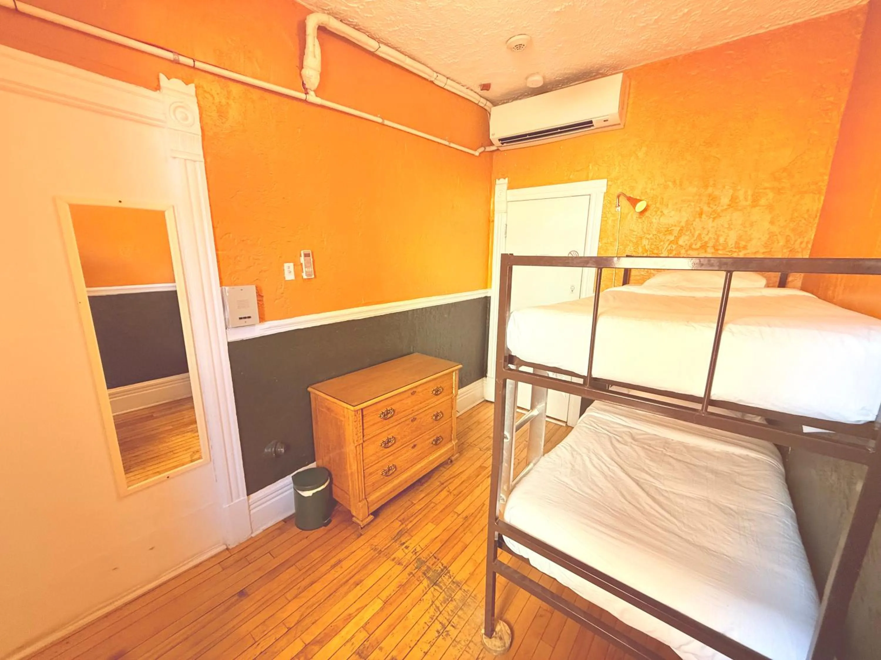 Photo of the whole room, Bed in Auberge du Plateau