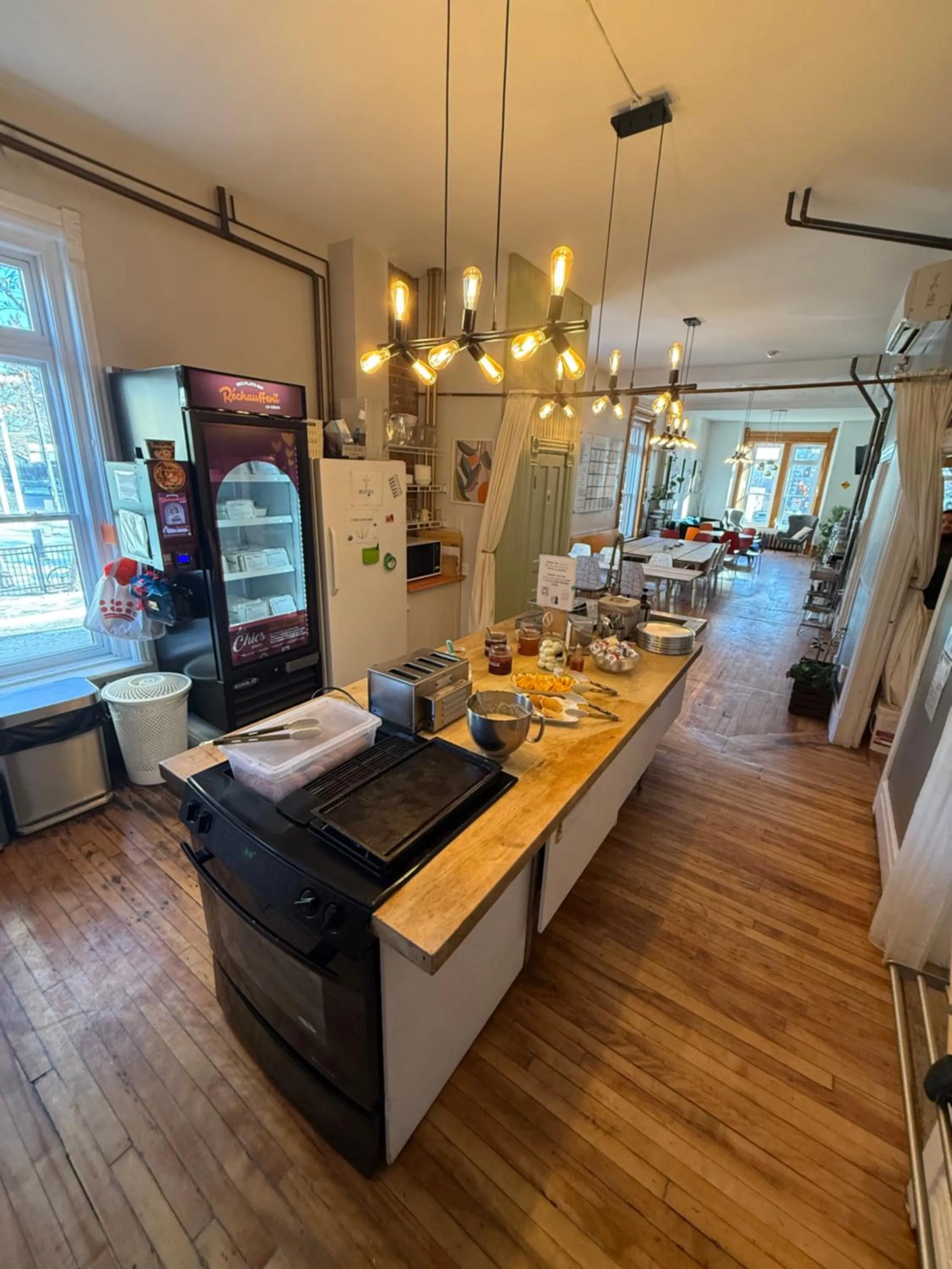 Communal kitchen in Auberge du Plateau