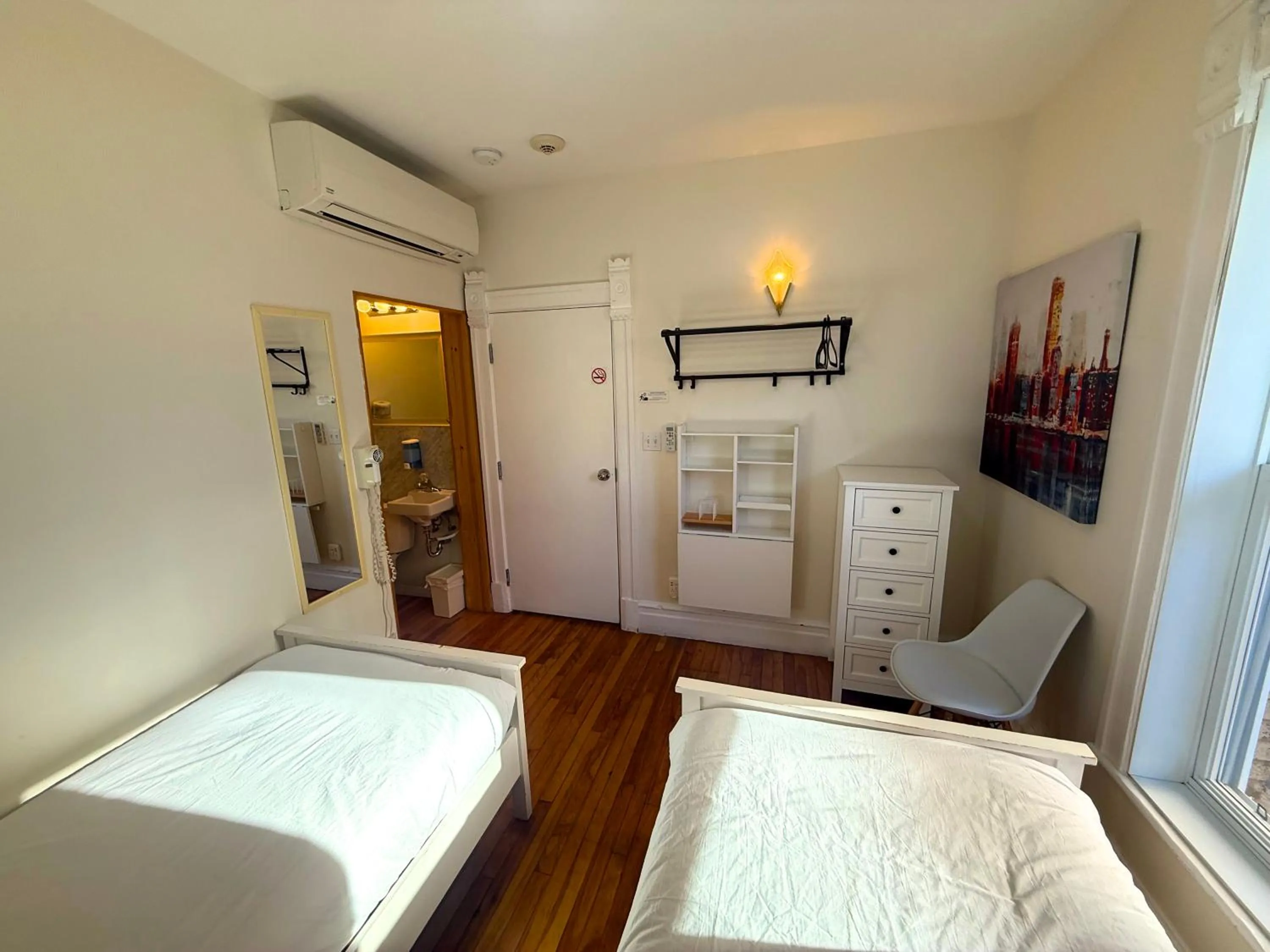 Photo of the whole room, Bed in Auberge du Plateau