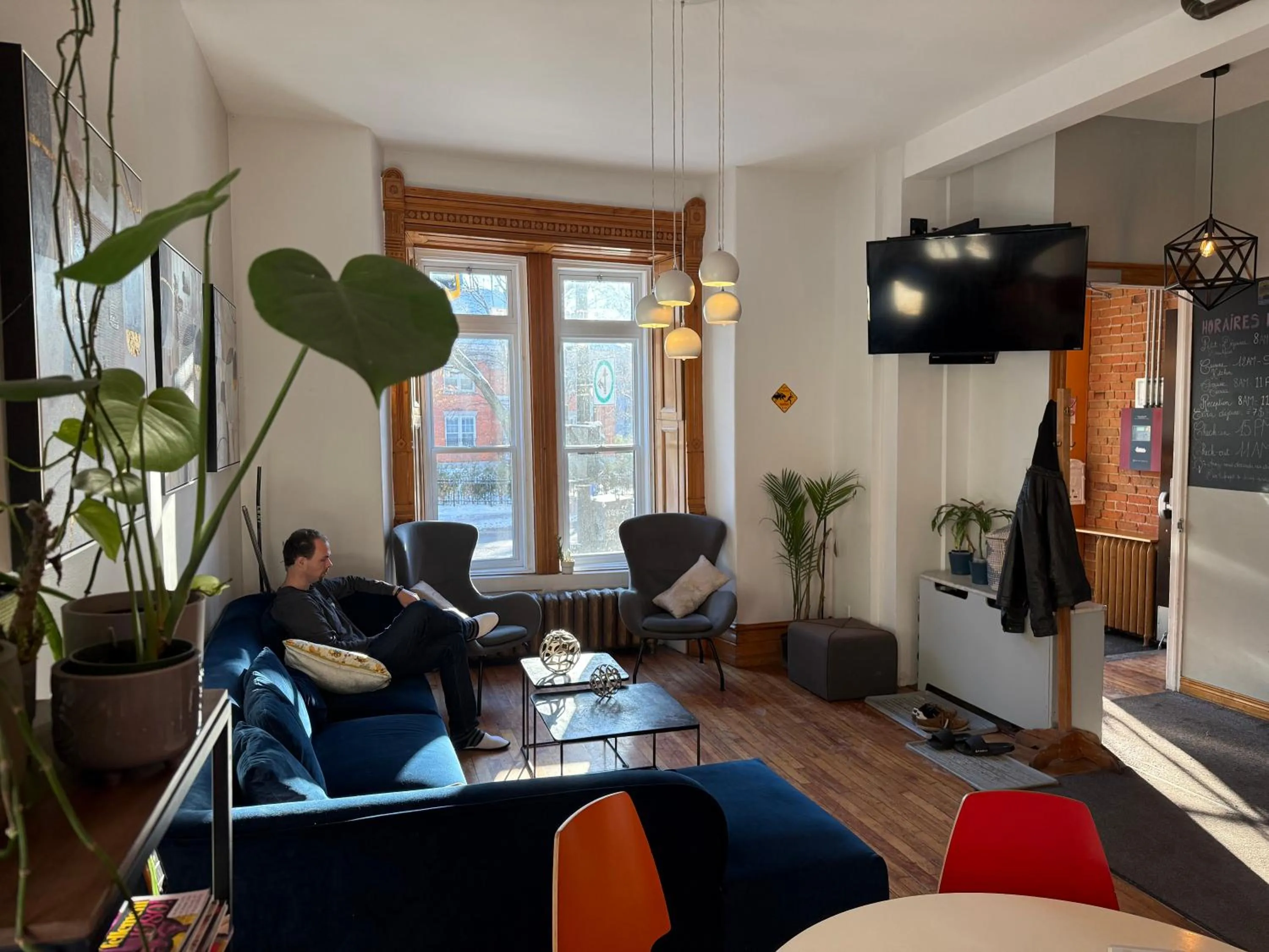 Communal lounge/ TV room in Auberge du Plateau