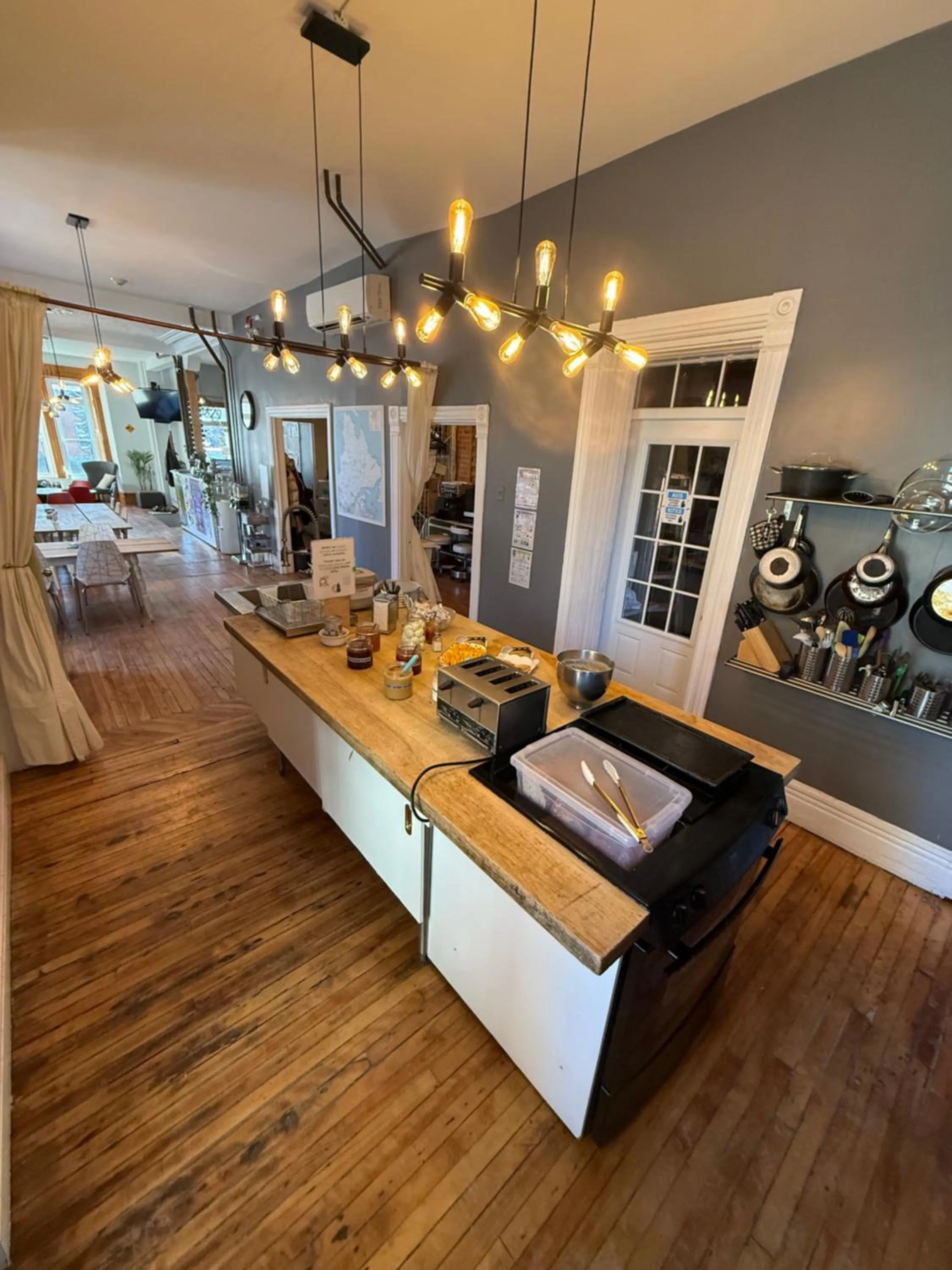 Communal kitchen in Auberge du Plateau
