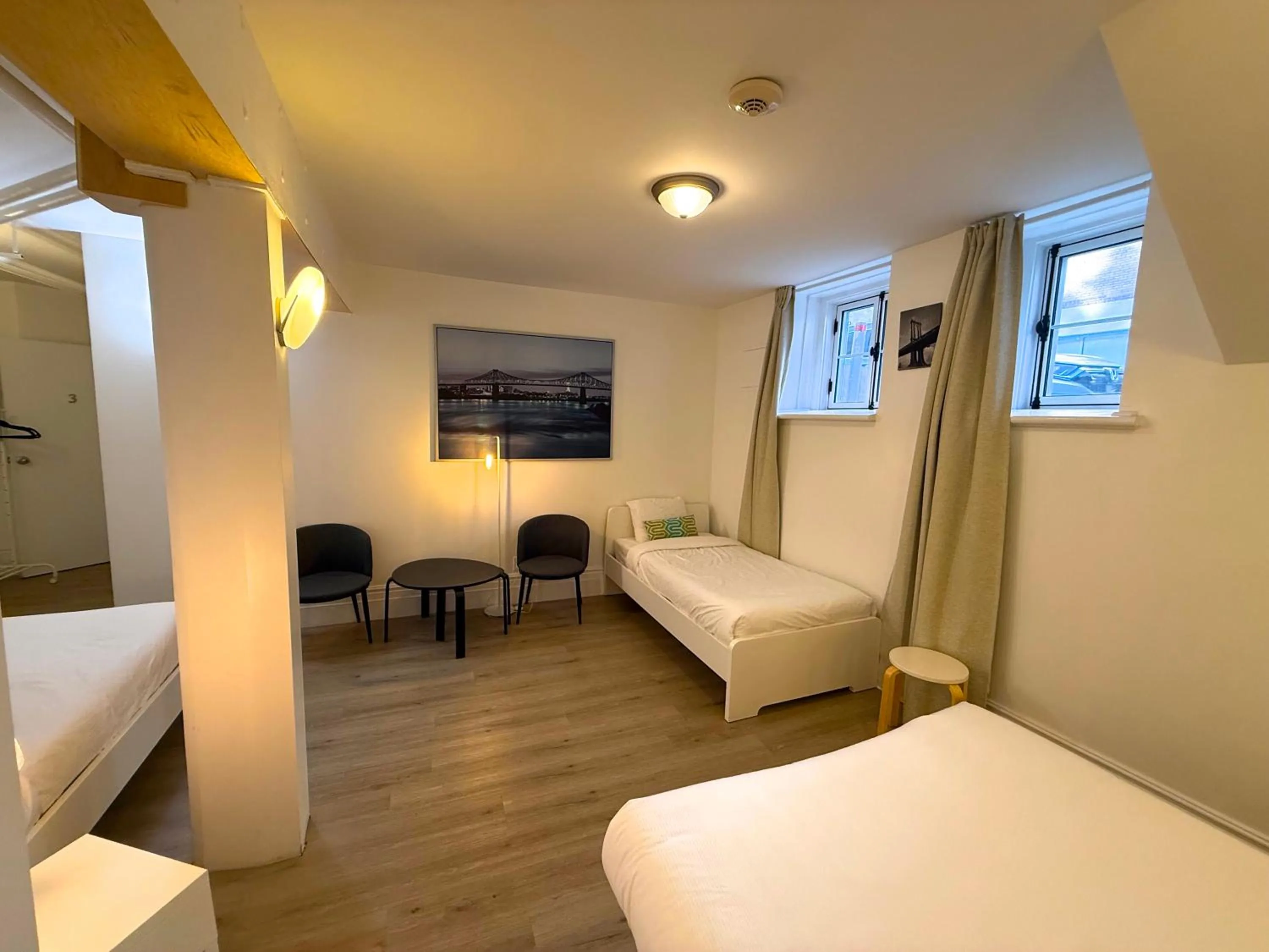 Photo of the whole room, Bed in Auberge du Plateau