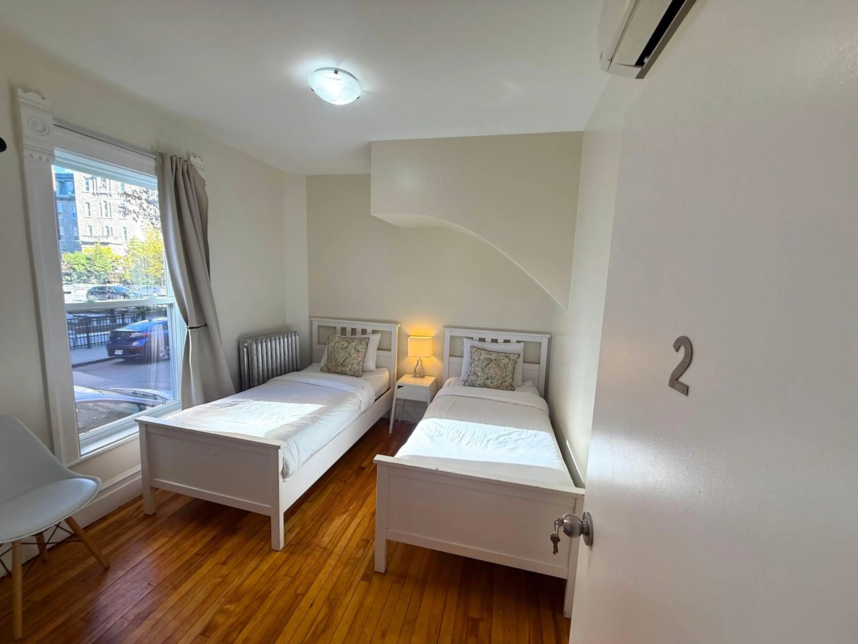 Photo of the whole room, Bed in Auberge du Plateau