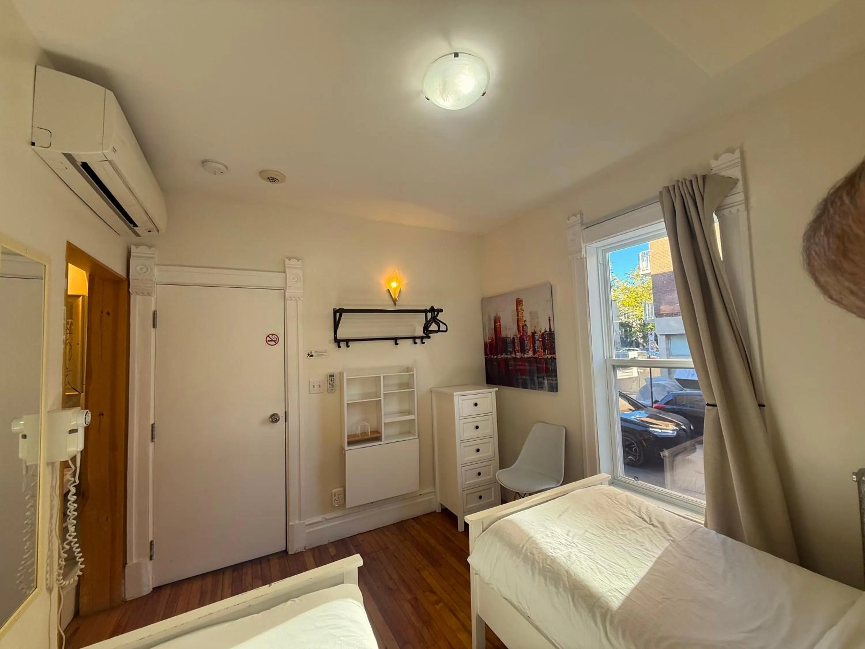 Photo of the whole room, Bed in Auberge du Plateau