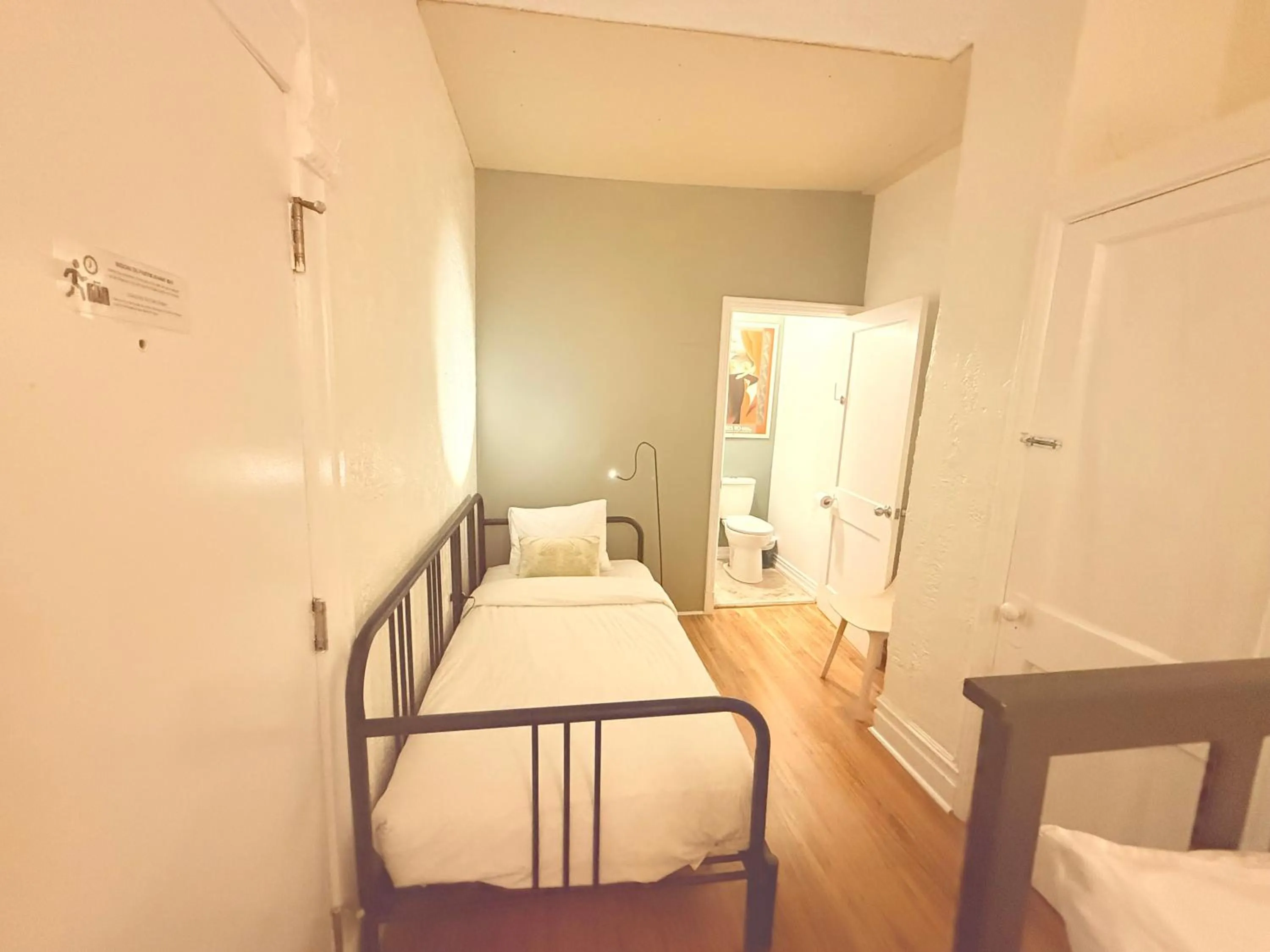 Toilet, Bed in Auberge du Plateau