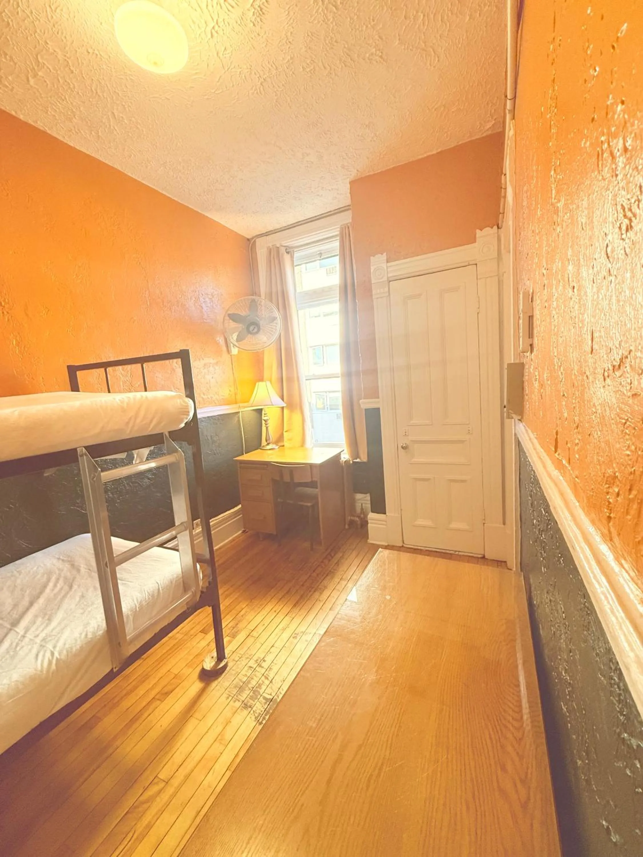 Photo of the whole room, Bed in Auberge du Plateau