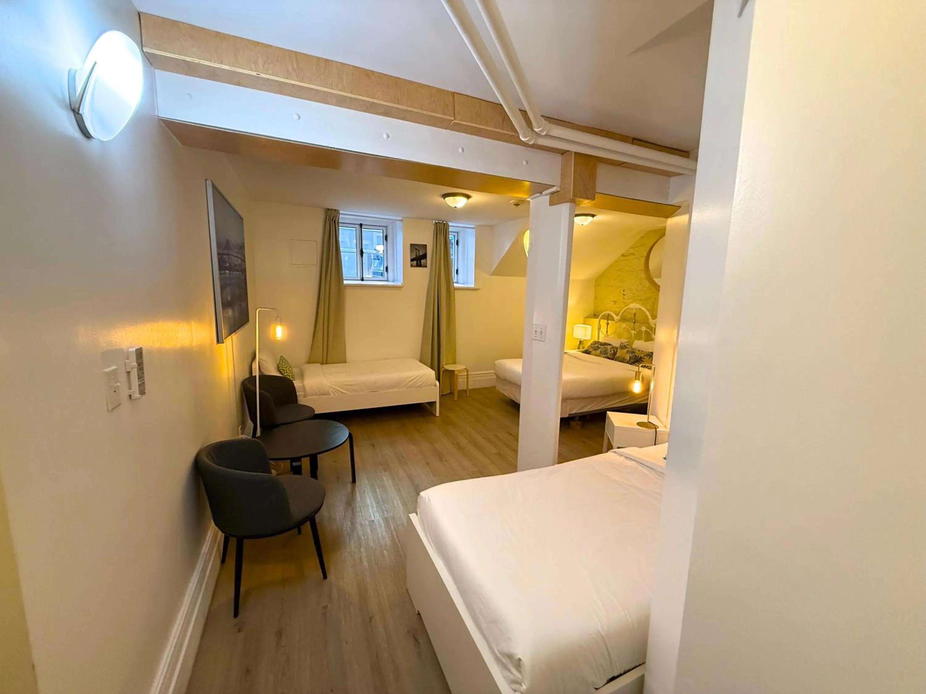 Photo of the whole room, Bed in Auberge du Plateau