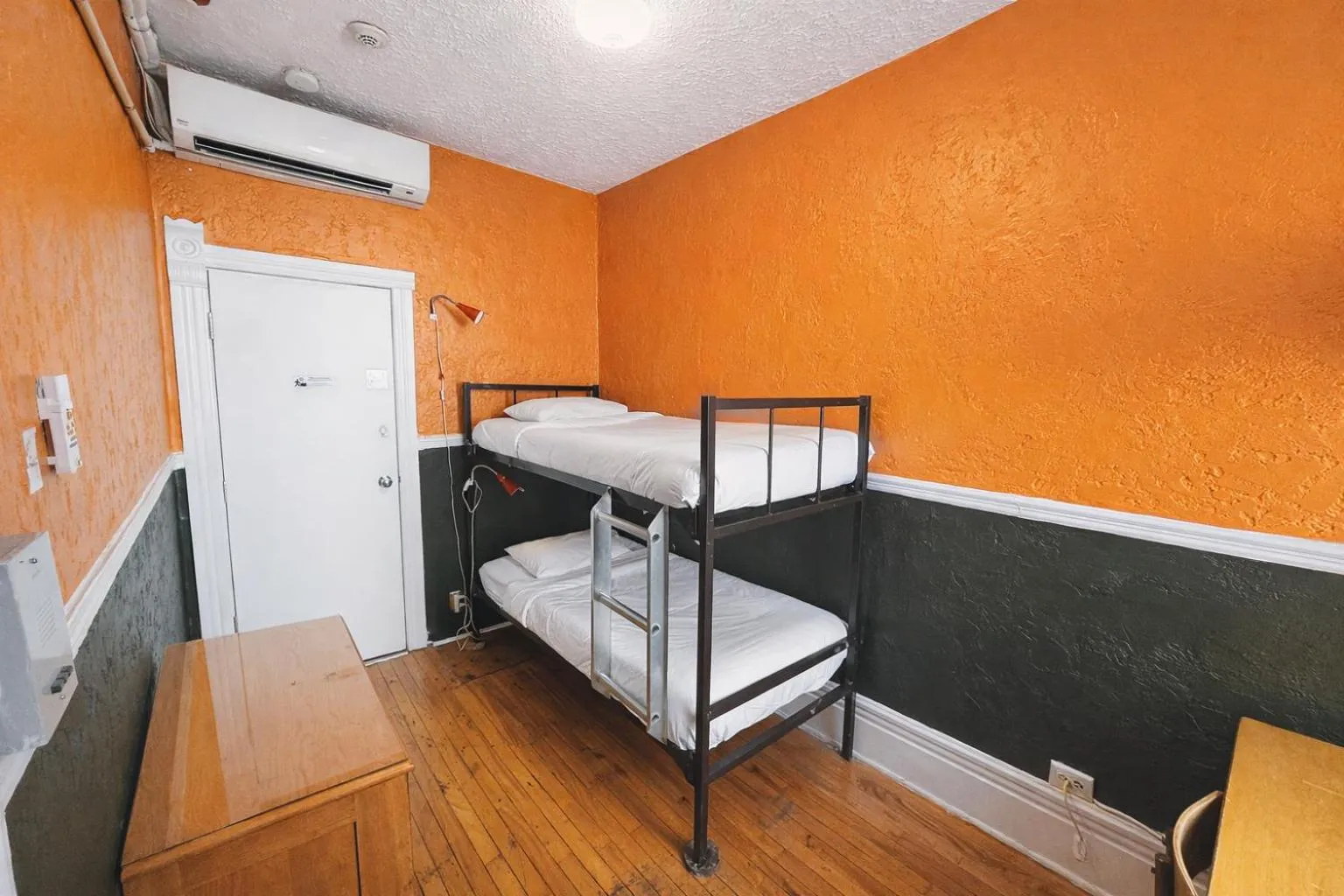 Photo of the whole room, Bed in Auberge du Plateau