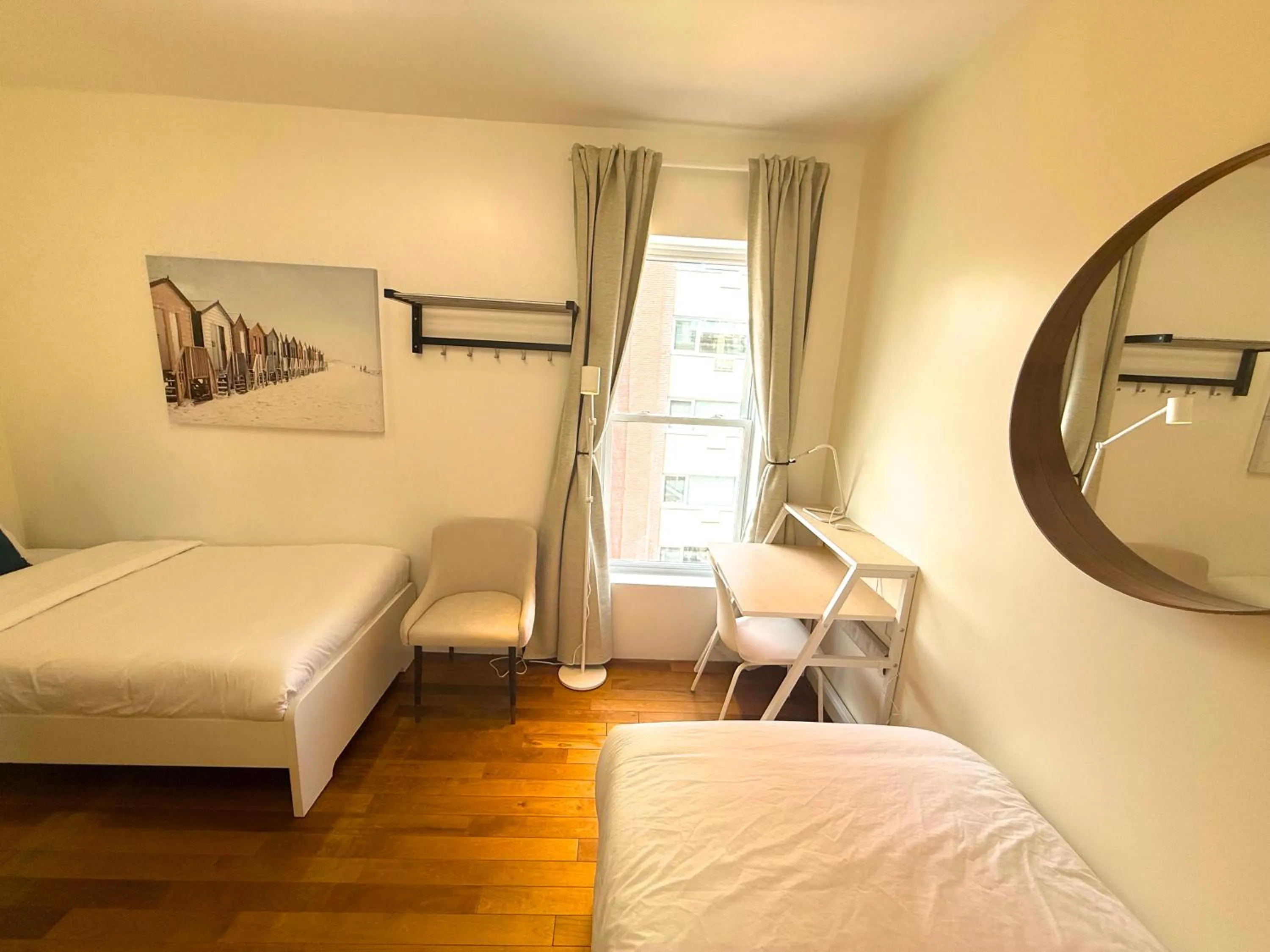 Photo of the whole room, Bed in Auberge du Plateau