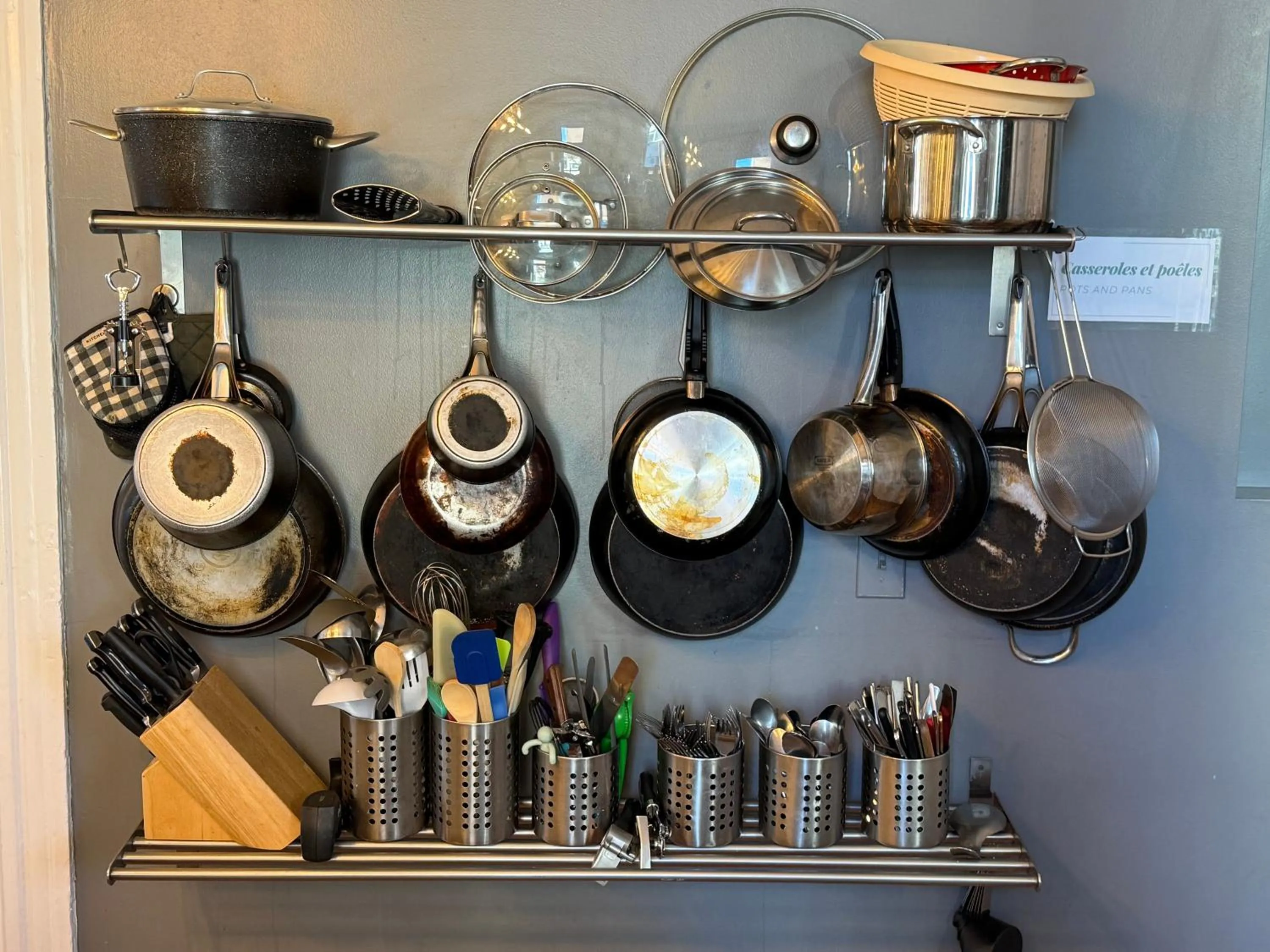 Communal kitchen in Auberge du Plateau