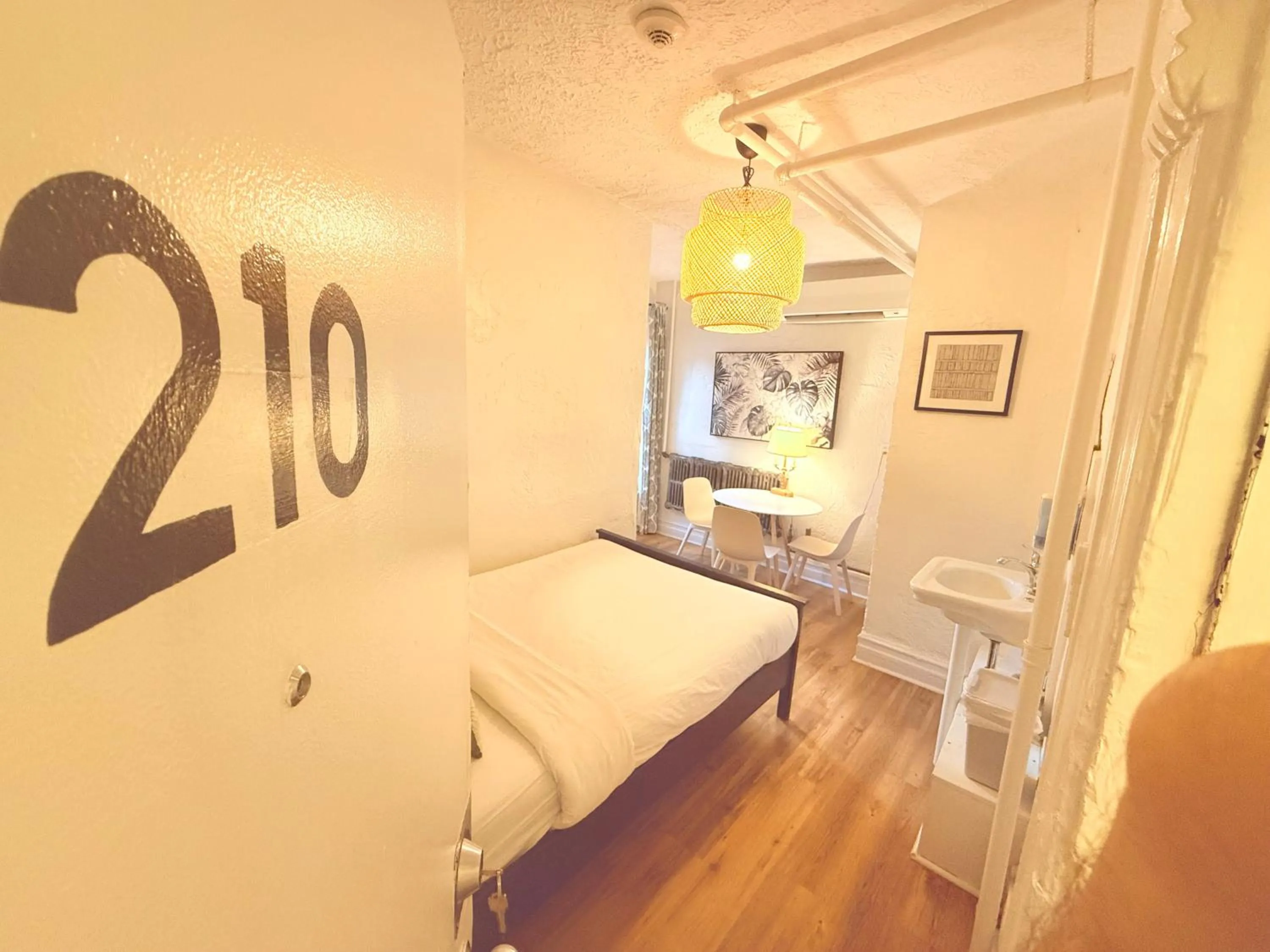 Photo of the whole room, Bed in Auberge du Plateau