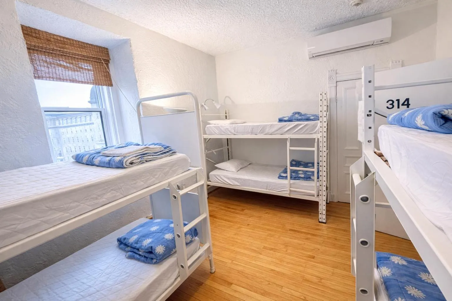 Property building, Bed in Auberge du Plateau