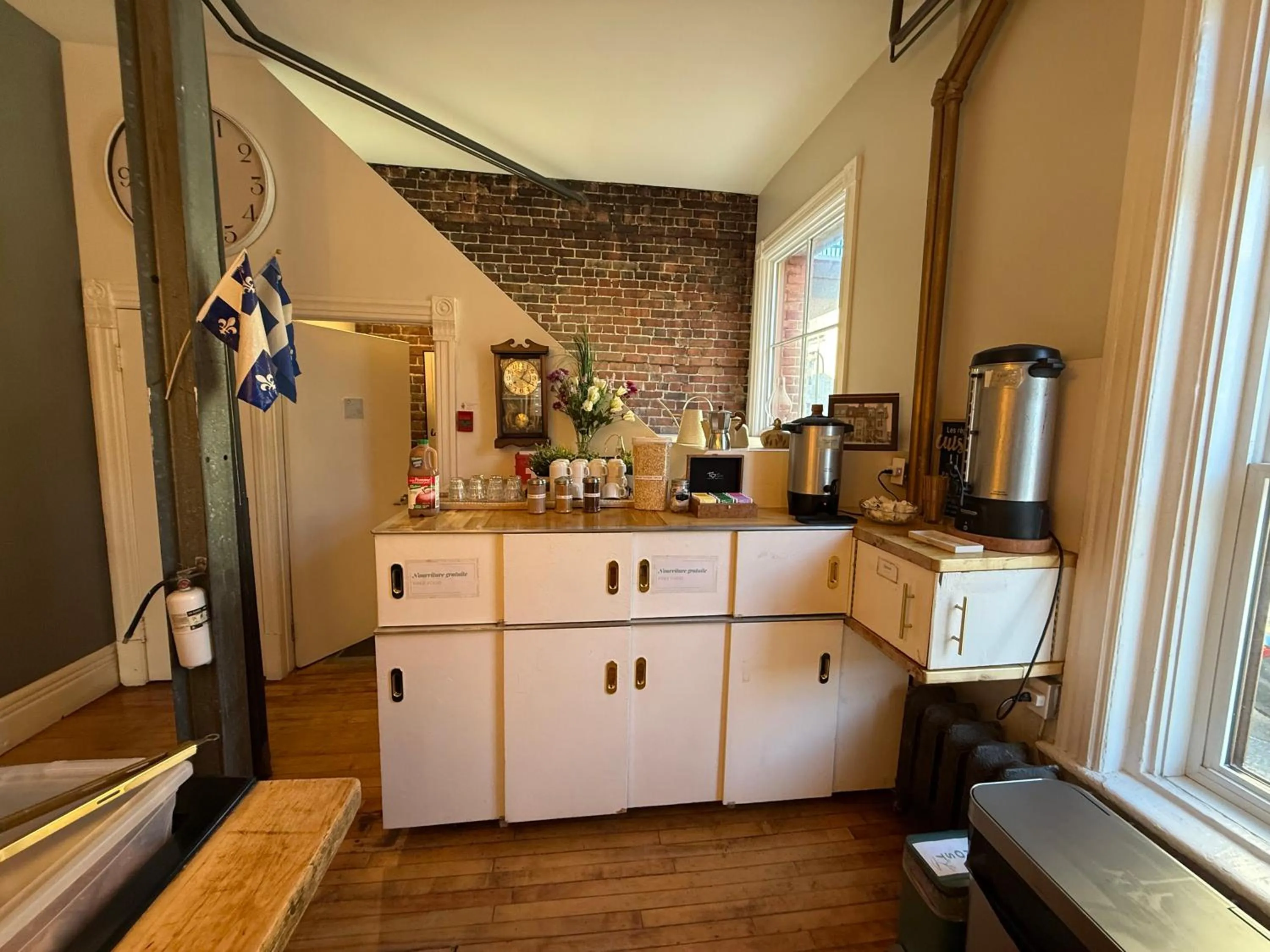 Communal kitchen in Auberge du Plateau
