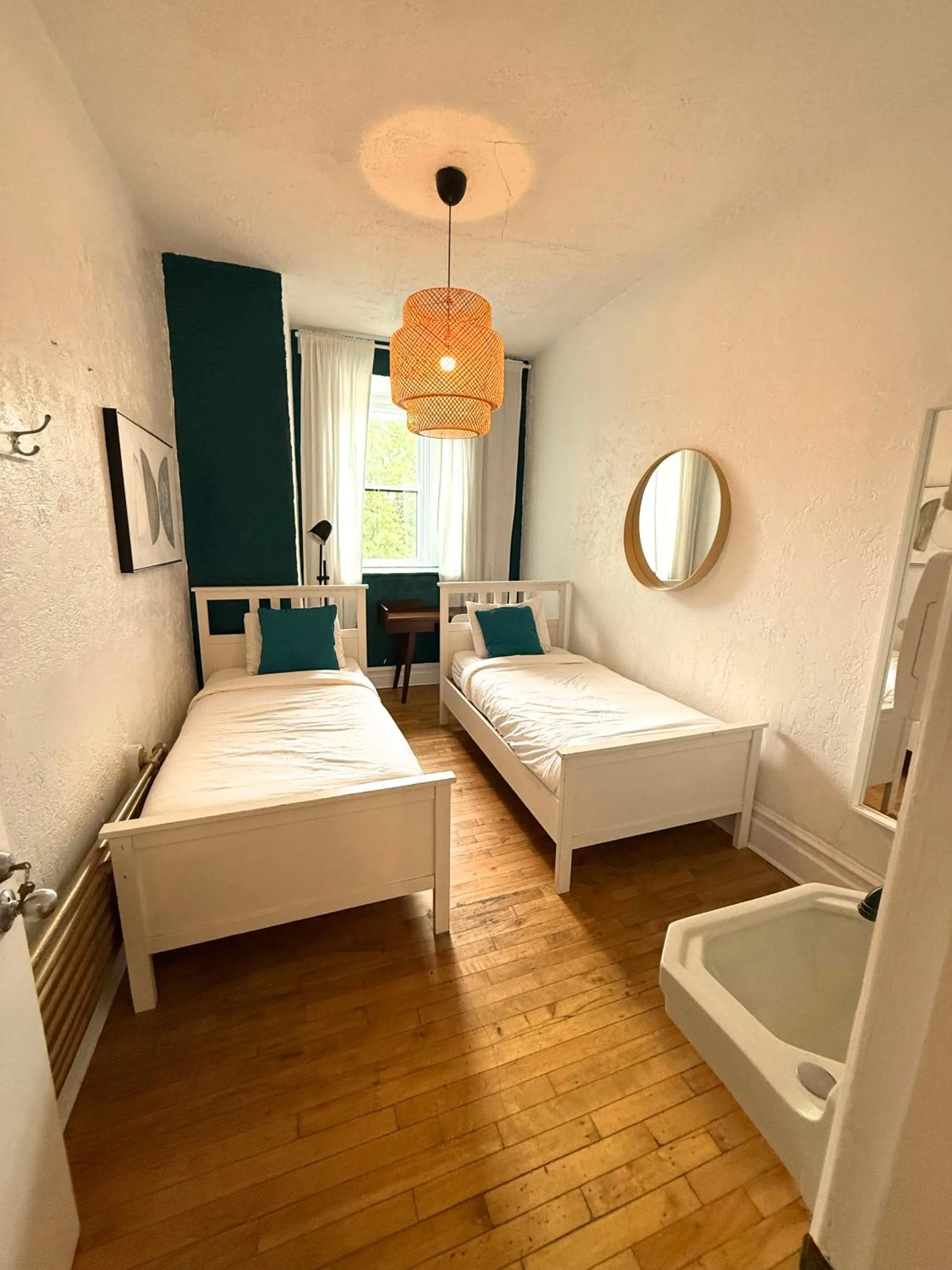 Photo of the whole room, Bed in Auberge du Plateau