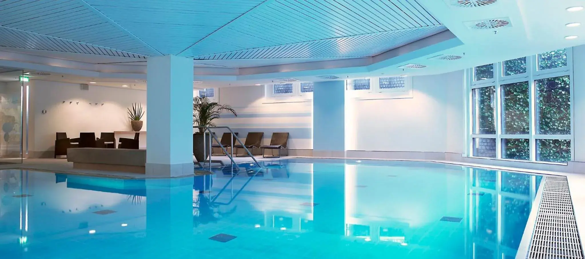 Swimming pool in Crowne Plaza Düsseldorf - Neuss by IHG Swimming pool in Crowne Plaza Düsseldorf - Neuss by IHG