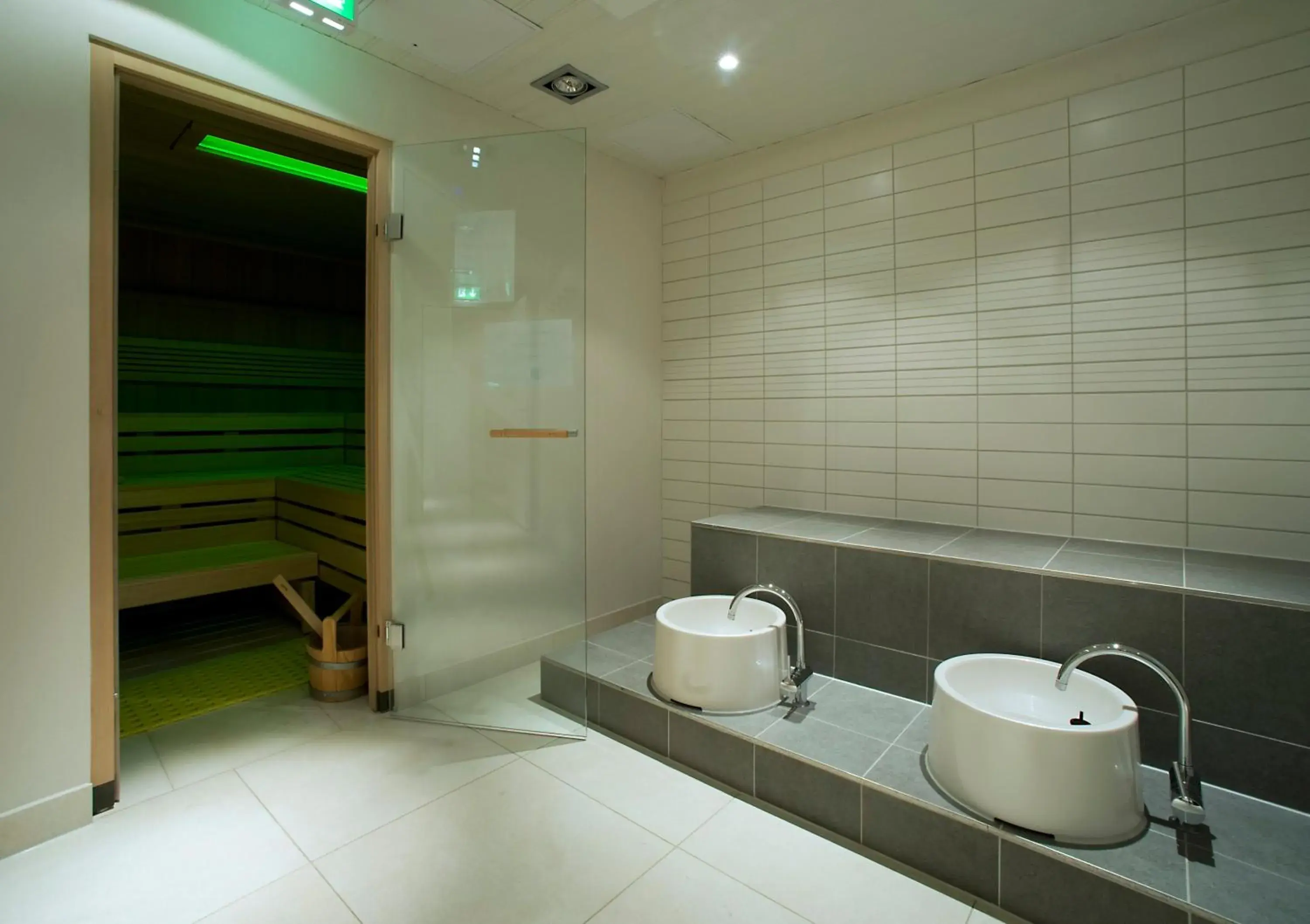 Fitness centre/facilities in Crowne Plaza Düsseldorf - Neuss by IHG Fitness centre/facilities in Crowne Plaza Düsseldorf - Neuss by IHG