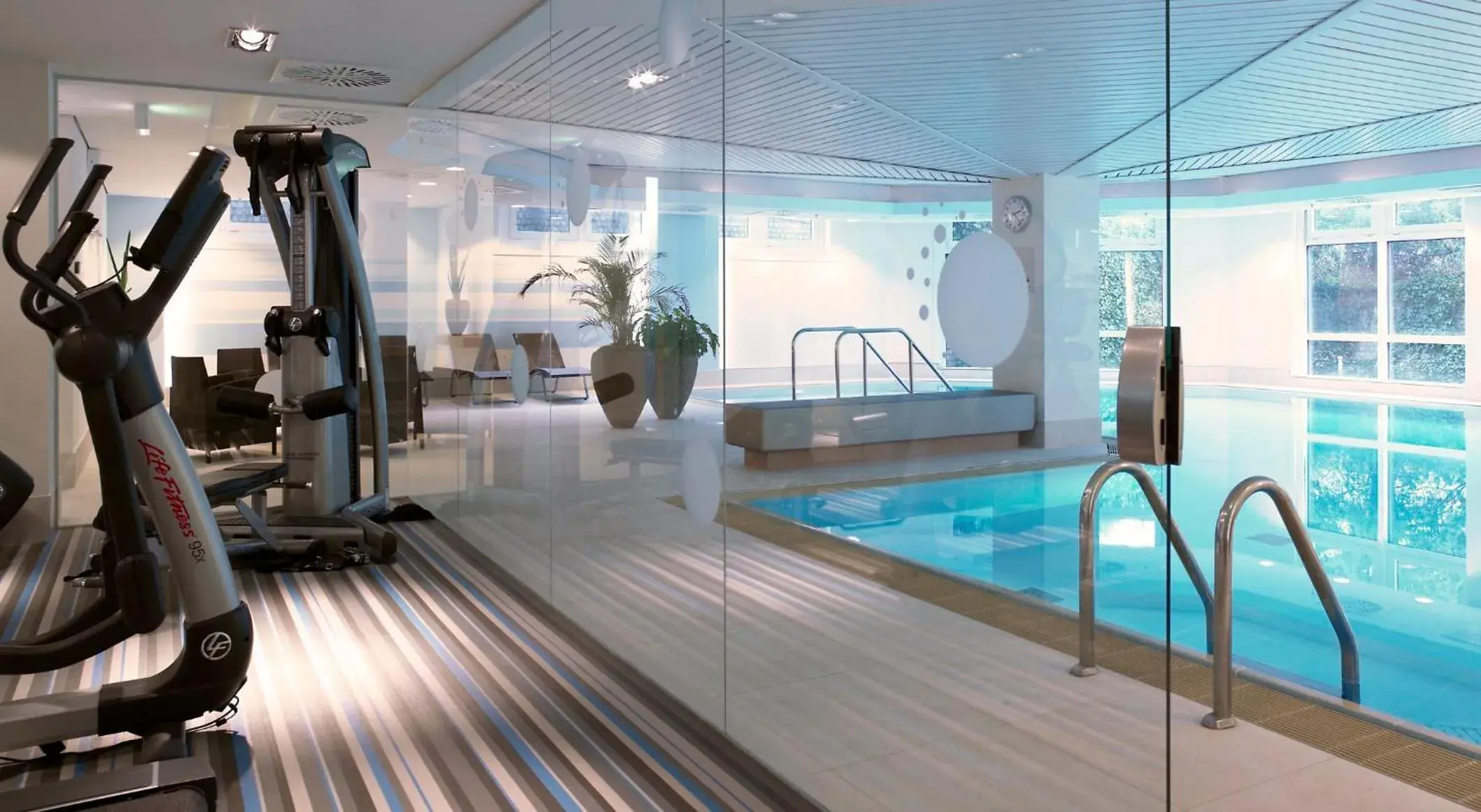 Swimming pool in Crowne Plaza Düsseldorf - Neuss by IHG Swimming pool in Crowne Plaza Düsseldorf - Neuss by IHG