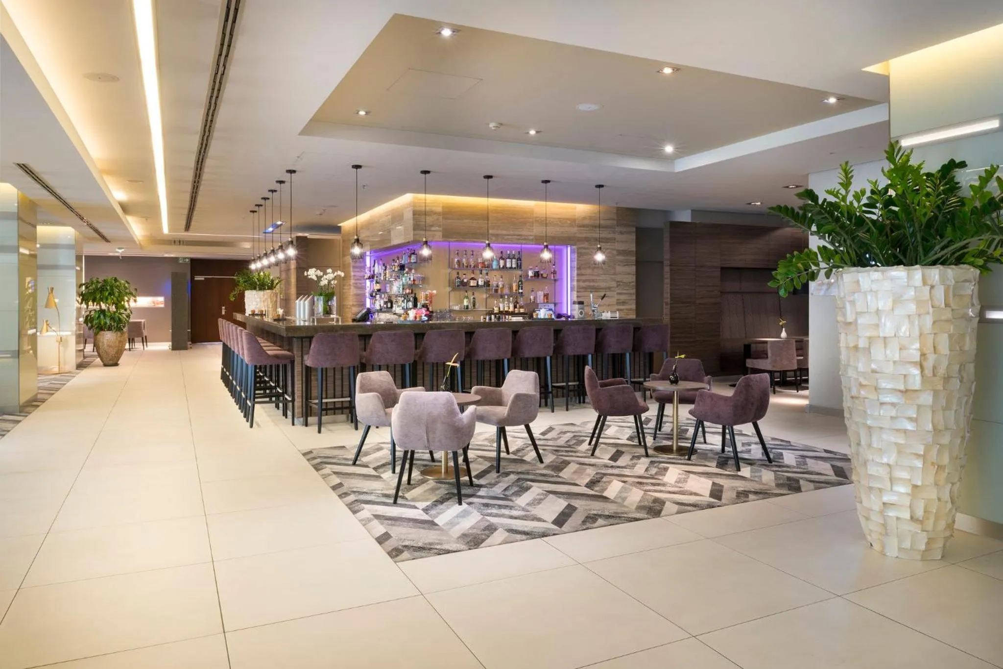 Lounge or bar in Crowne Plaza Düsseldorf - Neuss by IHG