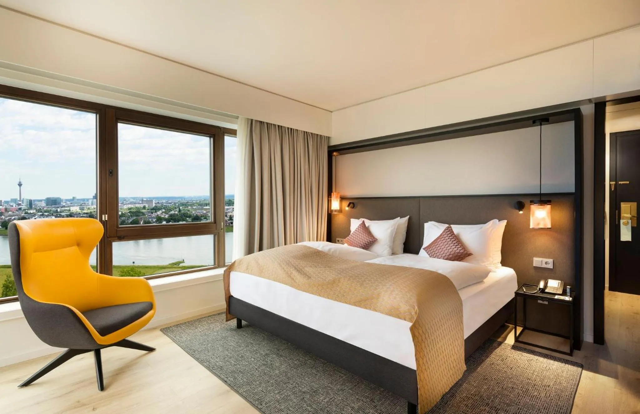 Photo of the whole room, Bed in Crowne Plaza Düsseldorf - Neuss by IHG